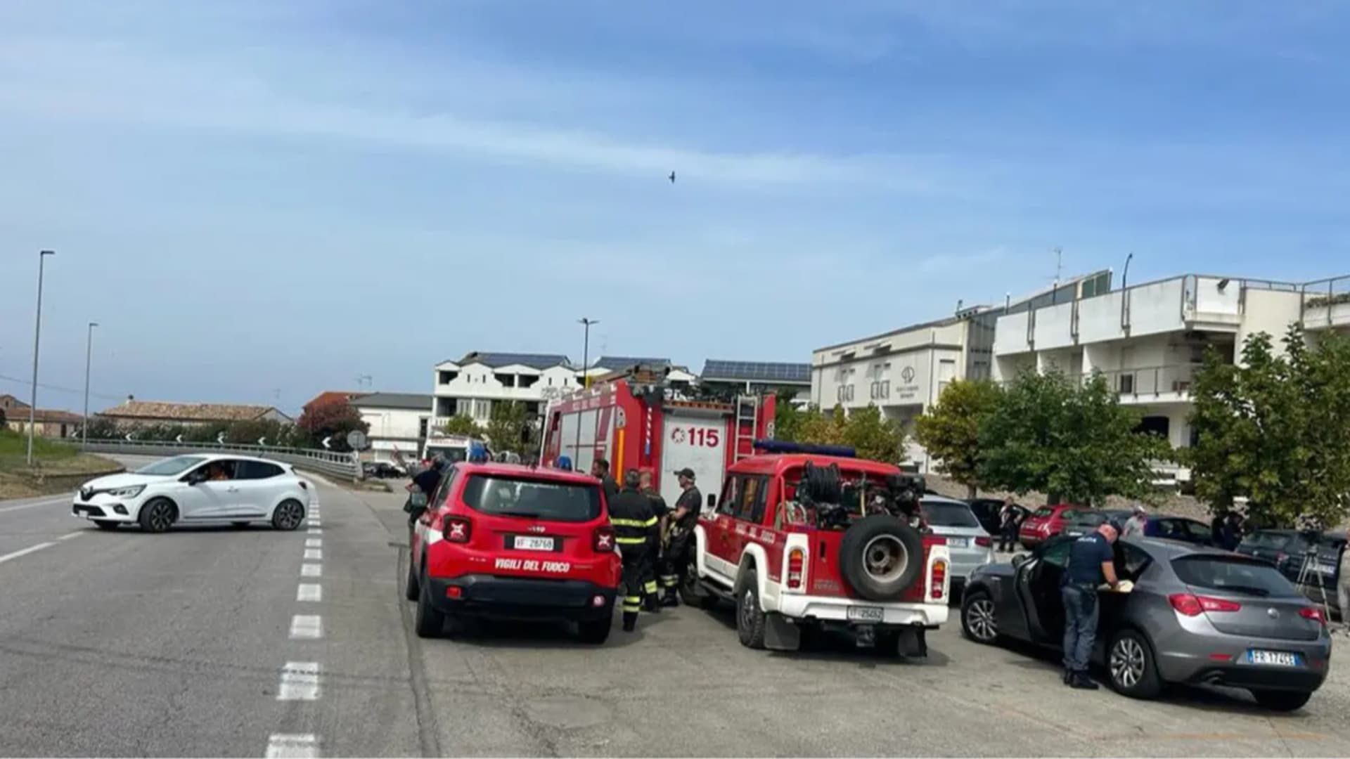 Vigili del fuoco e forze dell'ordine nei pressi dello stabilimento