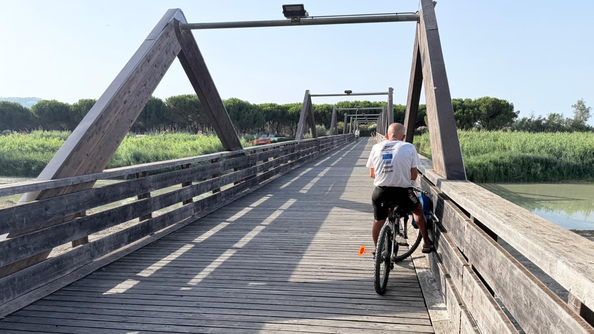 Un ciclista sul ponte