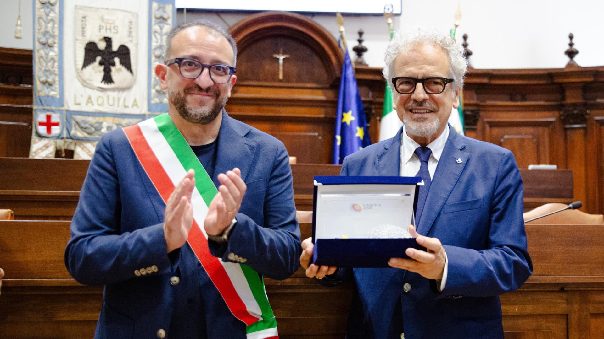 L'Aquila, il sindaco conferisce il sigillo della città e una targa commemorativa alla Barattelli