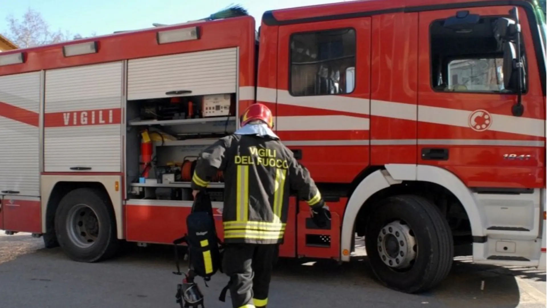 L'Aquila, vigili del fuoco impegnati a spegnere un incendio di un capannone a Piana di Cascina