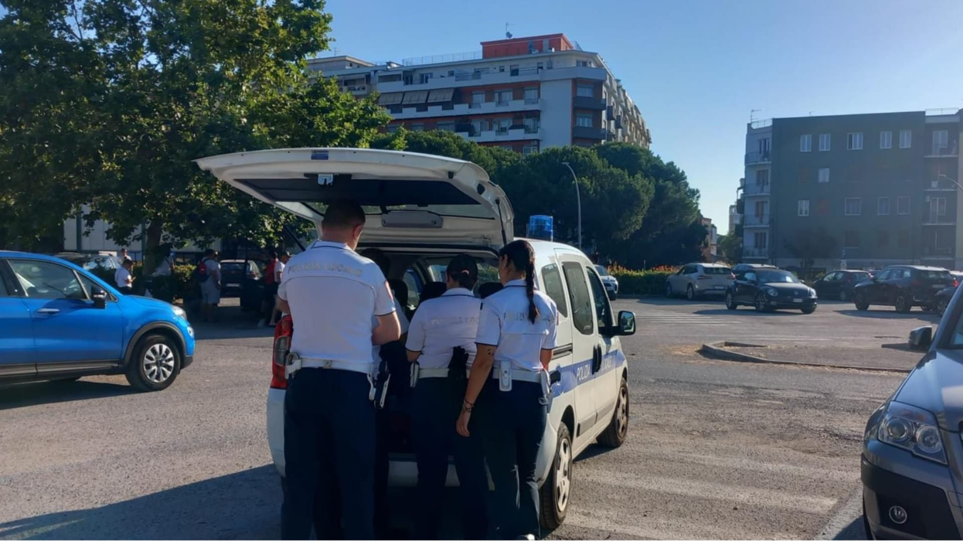 Pescara, aggredisce un agente della Polizia locale con pugni e calci: arrestato