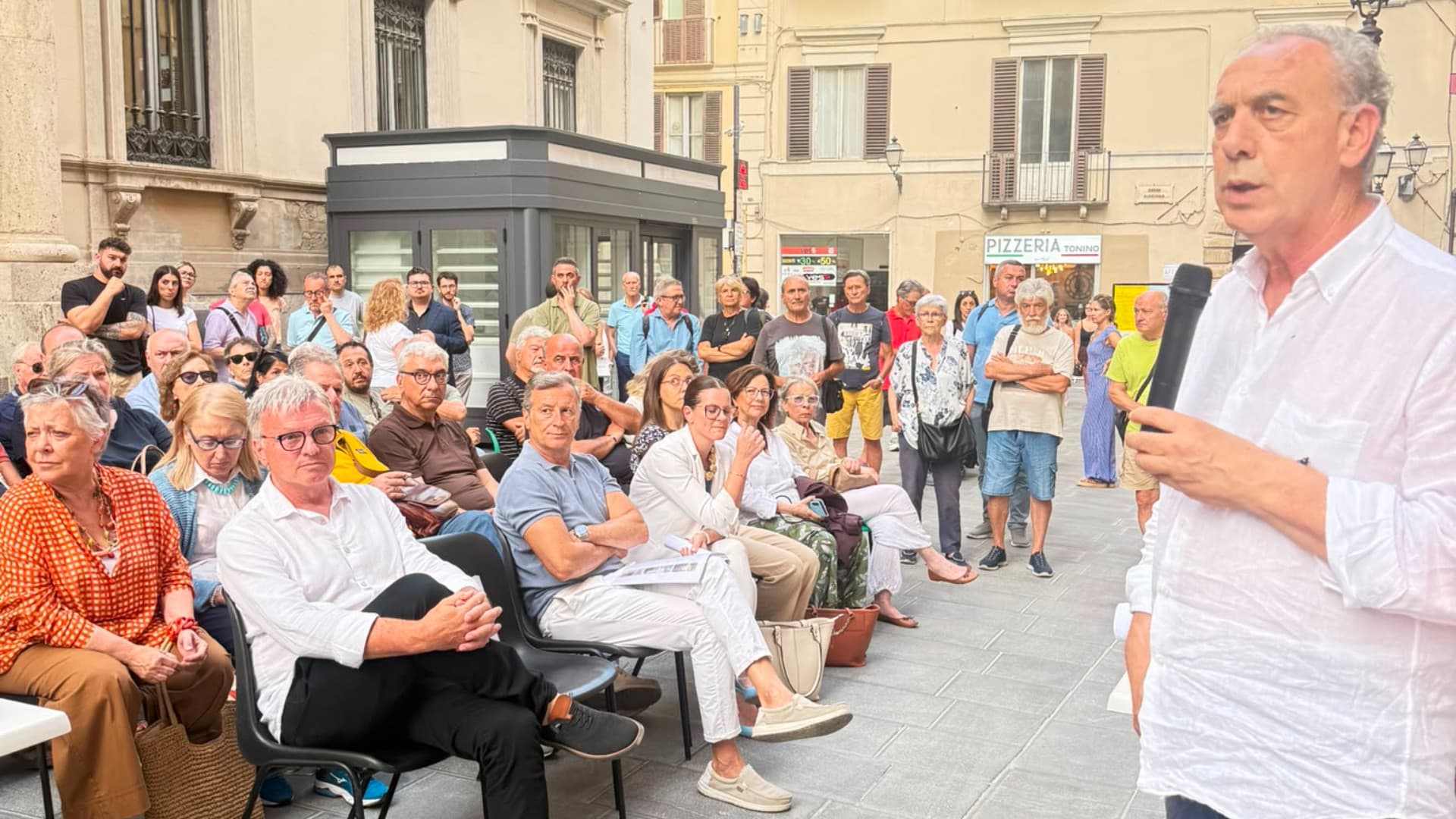 Il sindaco Giovanni Legnini nell'incontro pubblico