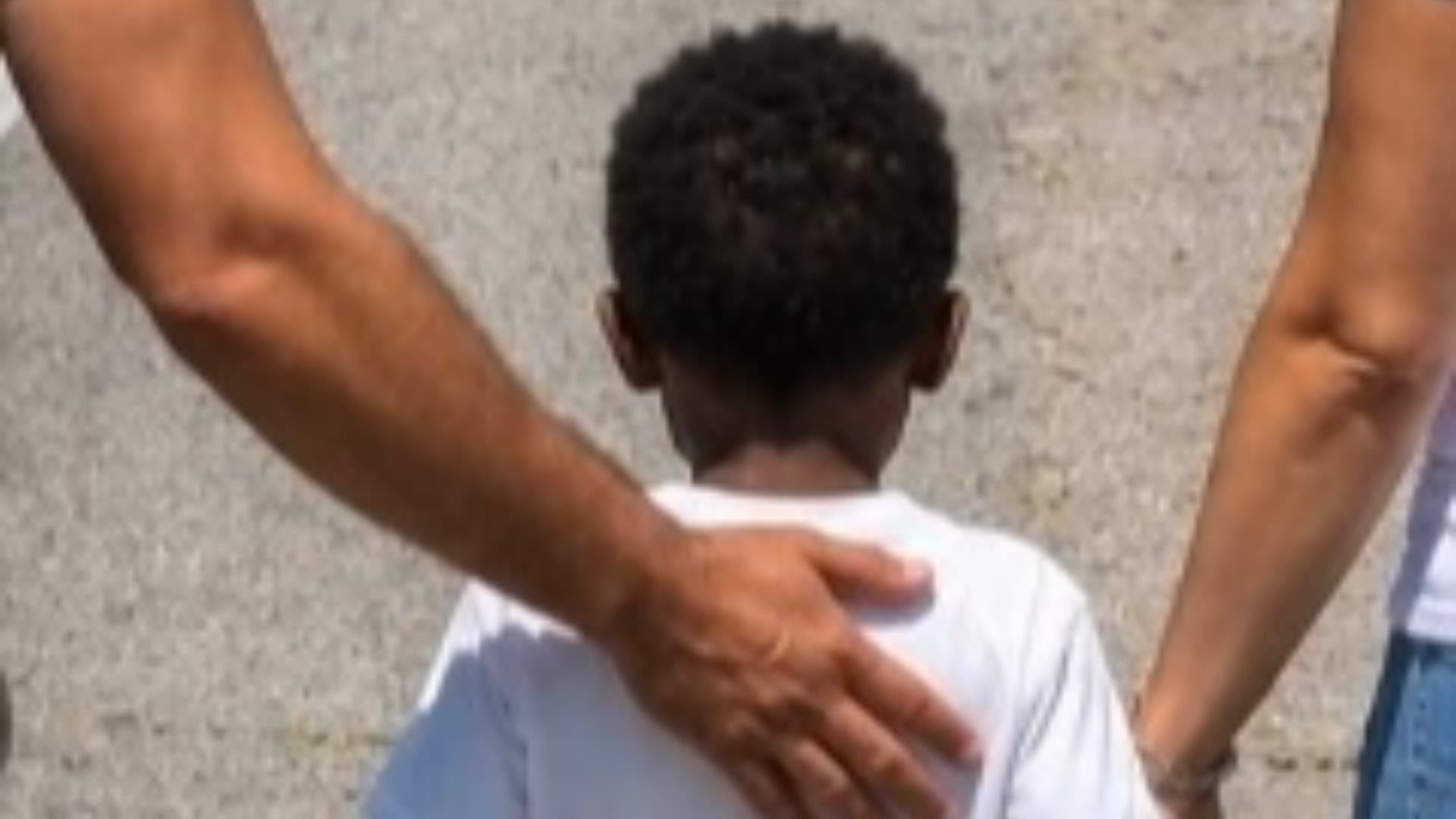Bambino di cinque anni solo lungo la strada: Donato e Ilaria si fermano e lo mettono in salvo