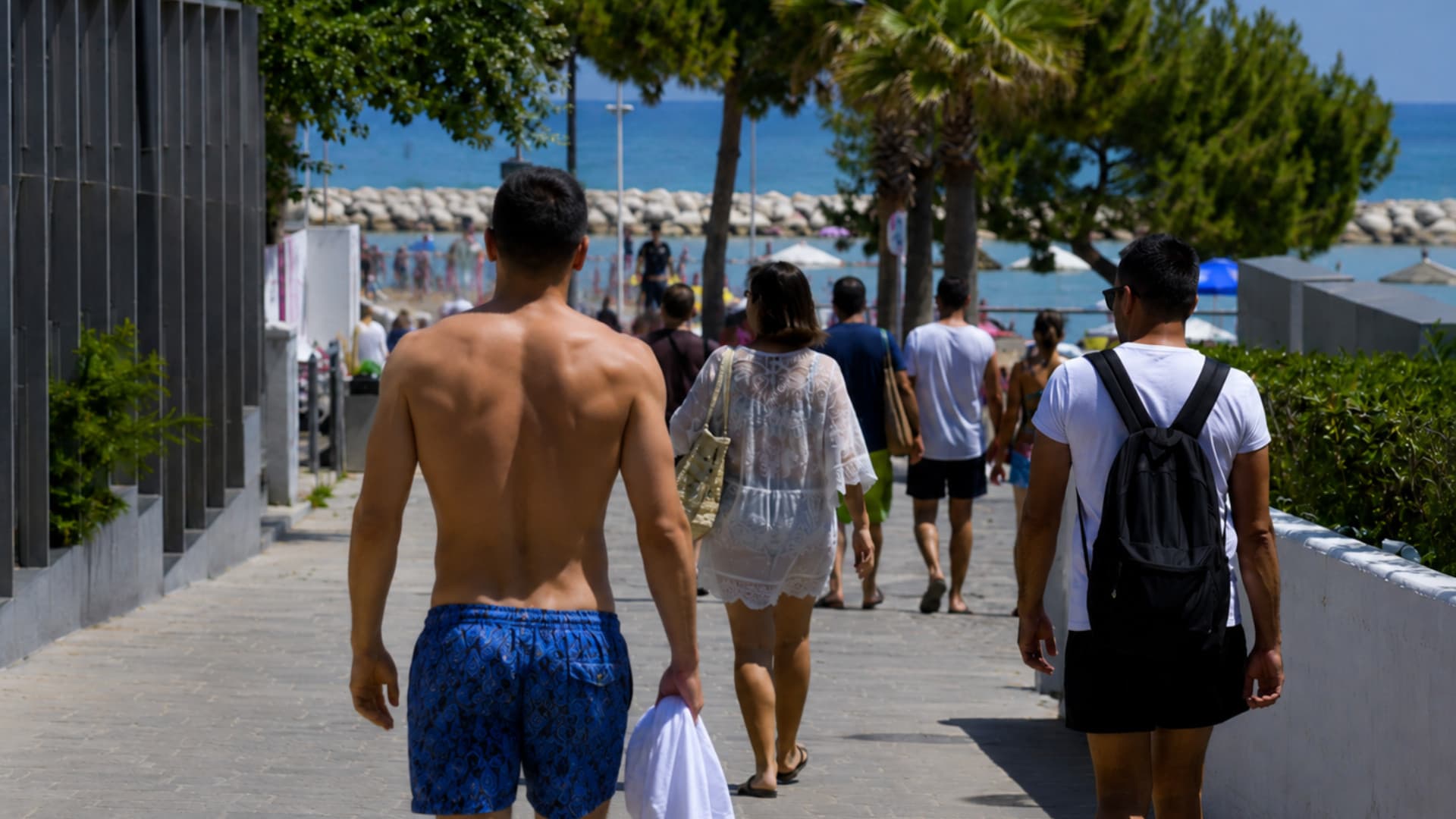 Pineto, stop a torso nudo e costume da bagno nel centro urbano: multe fino a 500 euro