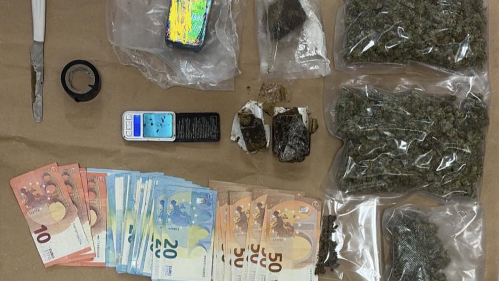 Droga e contanti rinvenuti