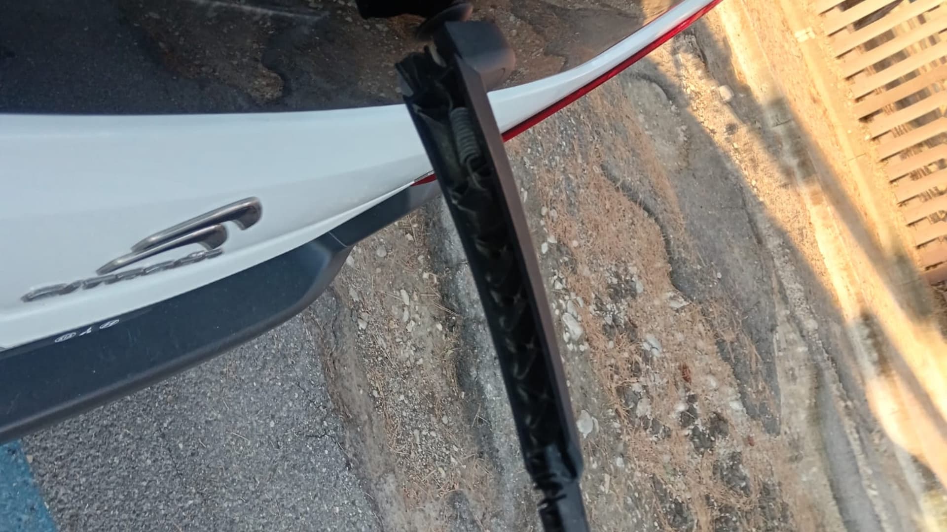 Teramo, raid dei tergicristalli: dodici auto prese di mira tra via Vezzola e il centro