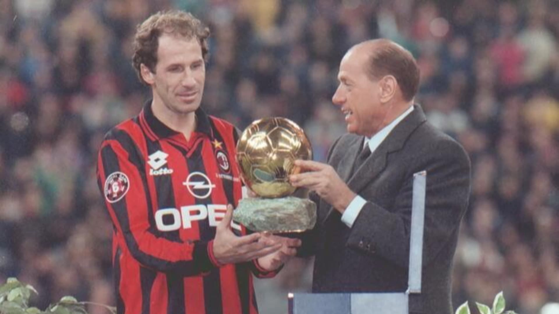 Franco Baresi premiato il 29 ottobre 1997 allo stadio Meazza dal presidente del Milan Silvio Berlusconi (foto Ansa)