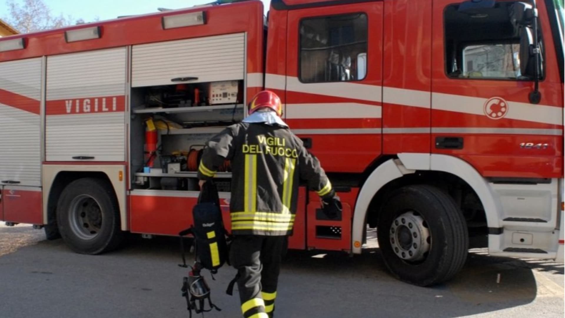 L'Aquila, sempre attivo l'incendio sulla montagna di Lucoli