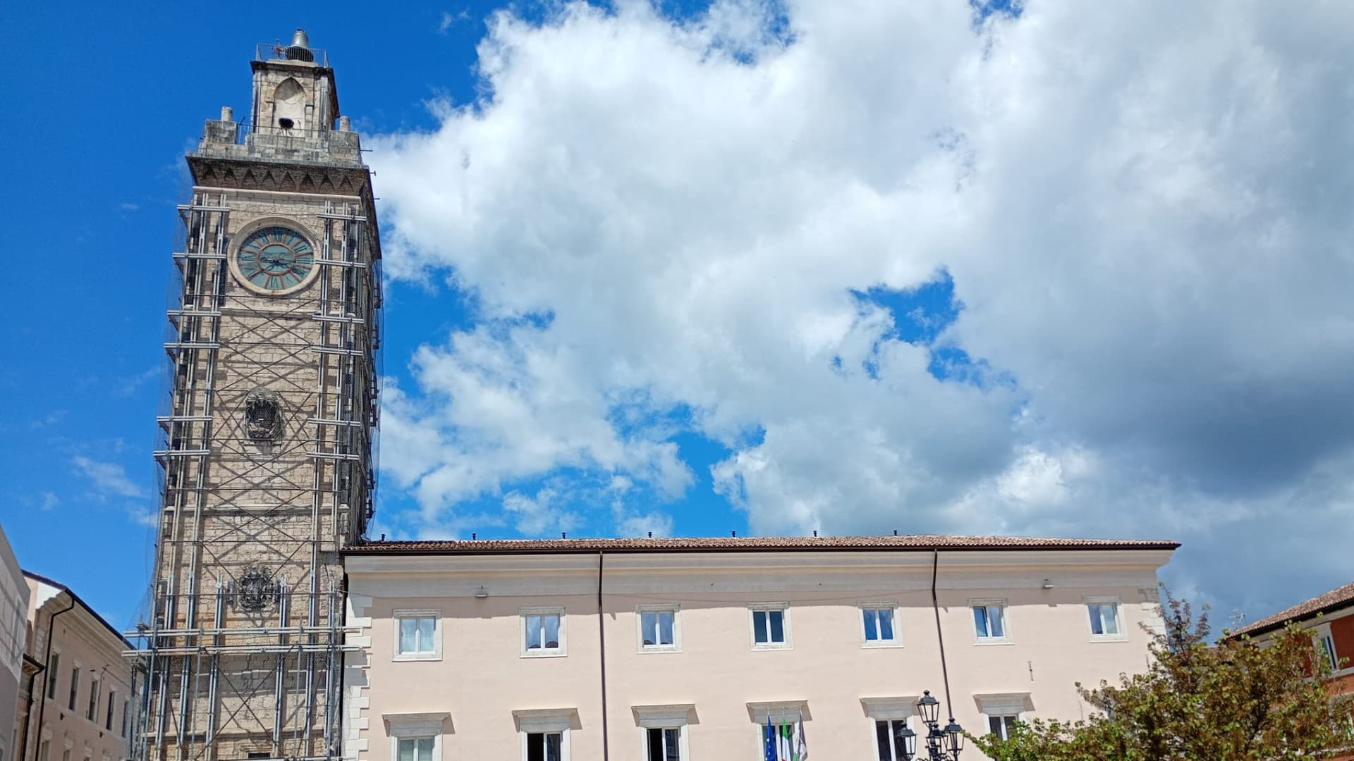 L'Aquila, consolidamento e restauro dell'ex Convento di Santa Maria dei Raccomandati: manutenzione della recinzione di cantiere