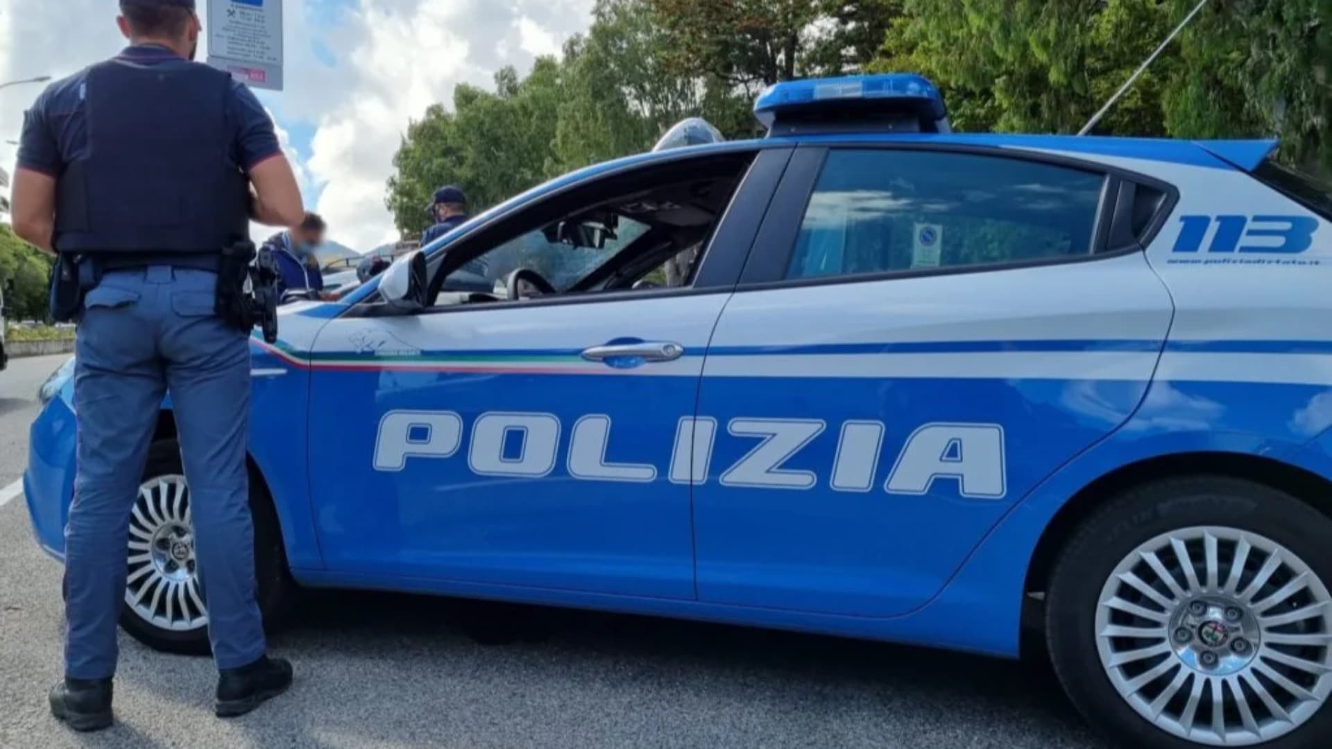 Viola la misura dell'allontanamento dalla casa familiare e del divieto di avvicinamento al padre: arrestato dalla Polizia di Stato