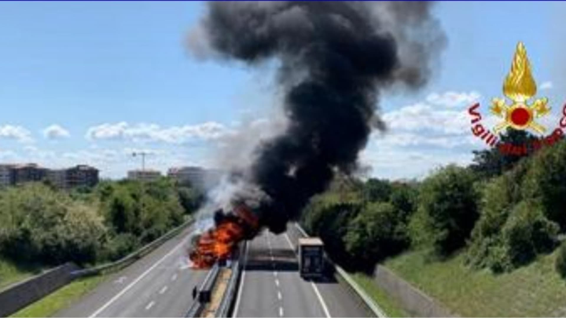 Camion in fiamme