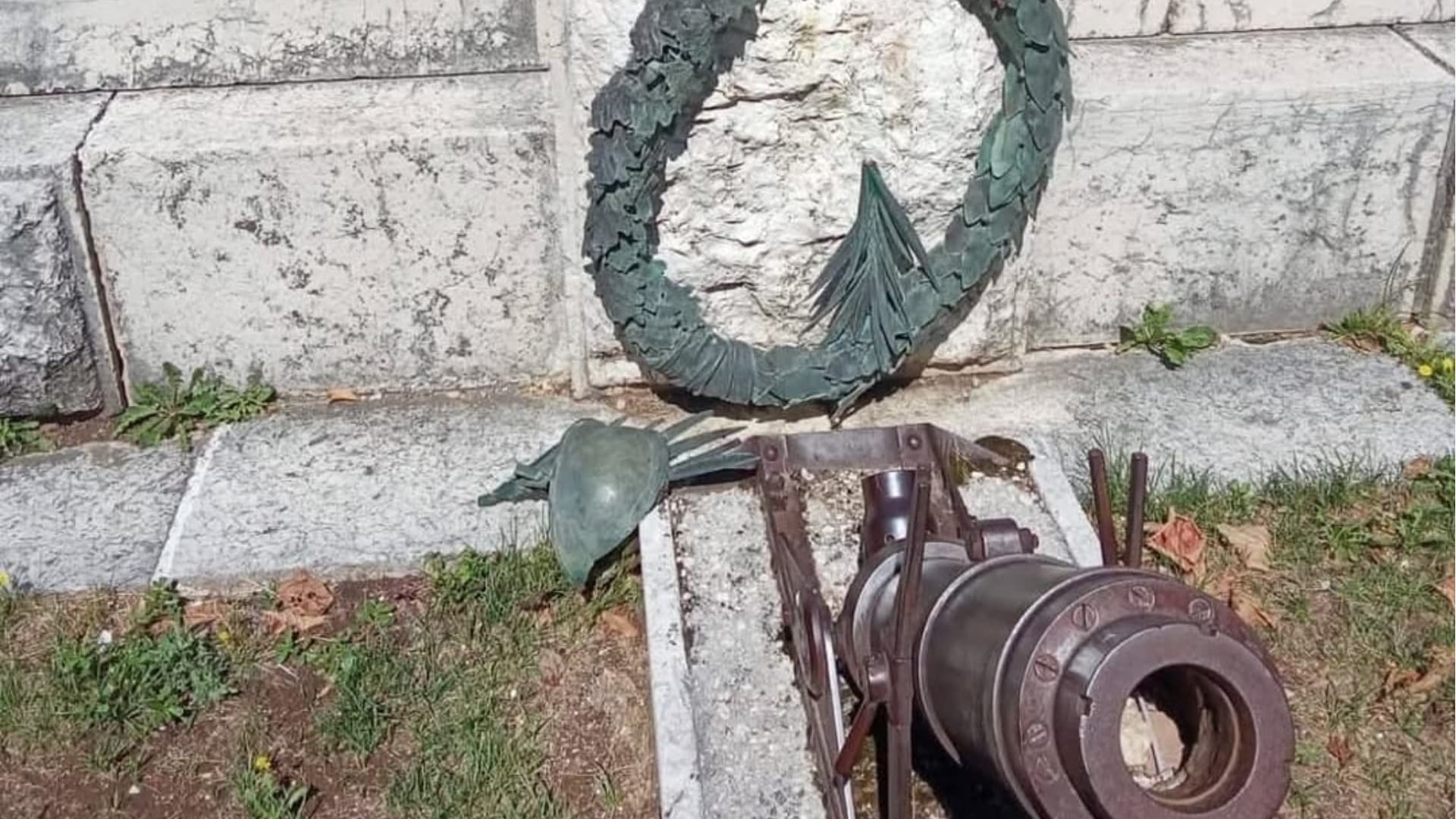 Capistrello, vandalizzato il monumento ai caduti: staccato e gettato a terra un elmetto militare
