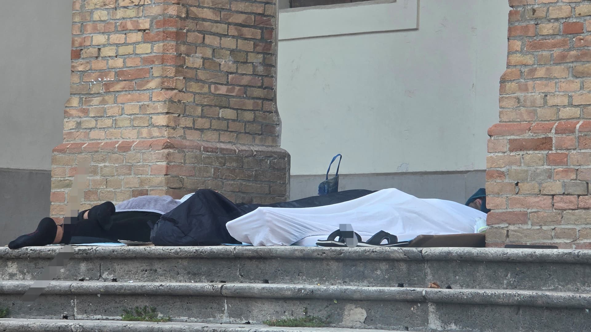 Teramo, i “turisti dei documenti” e le notti ai giardini. Poi l’abbraccio di Chinedu: l’integrazione che nasce da un lavoro