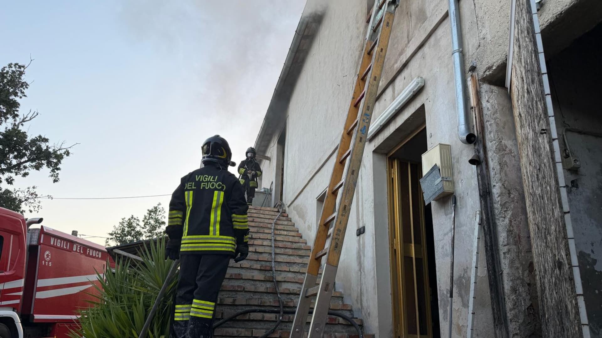 Incendio in un’abitazione a Campli, fiamme al primo piano