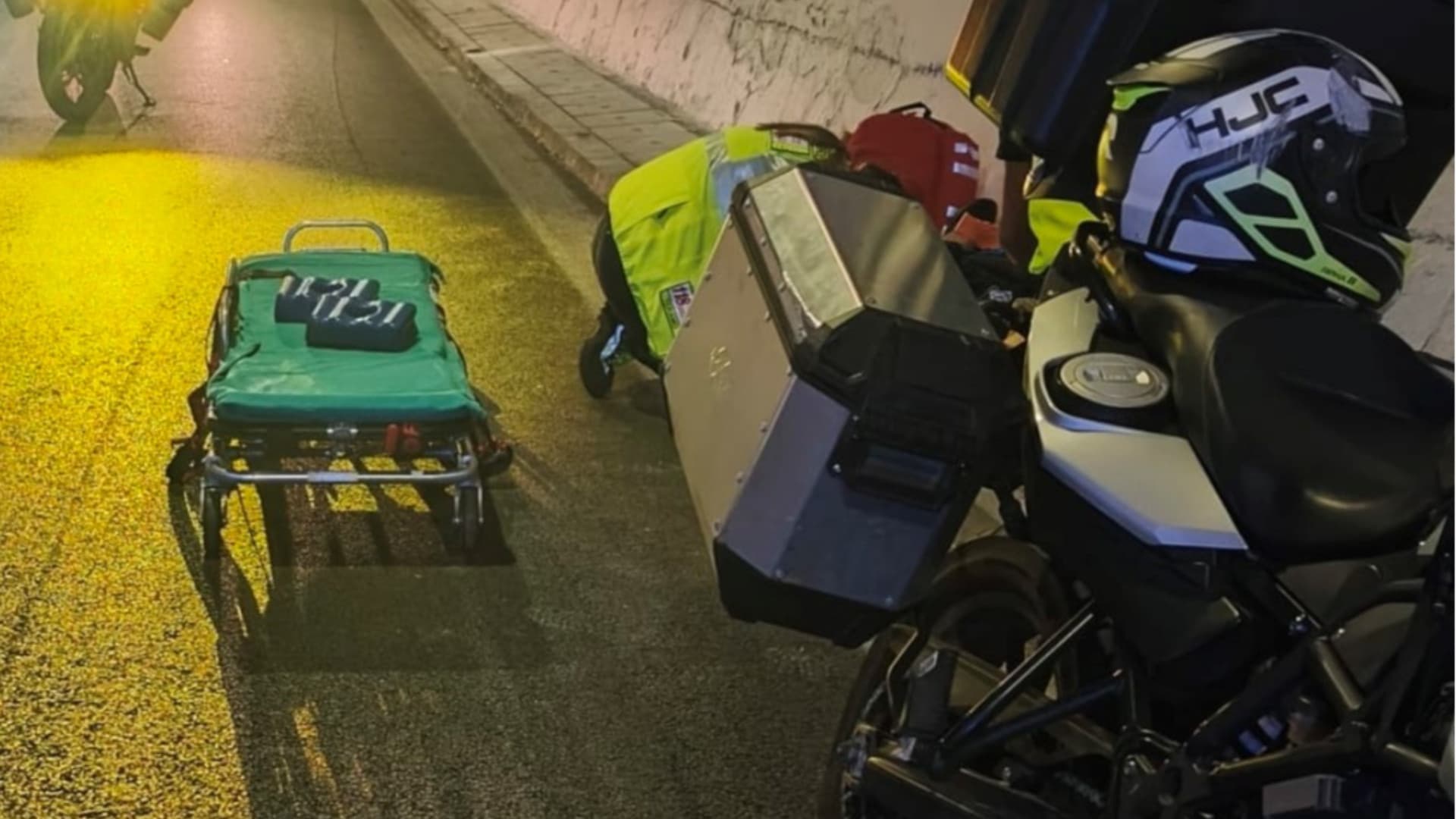 Paura sull’A24, centauro scivola nella galleria Colleurania: rischia di essere travolto dalle auto