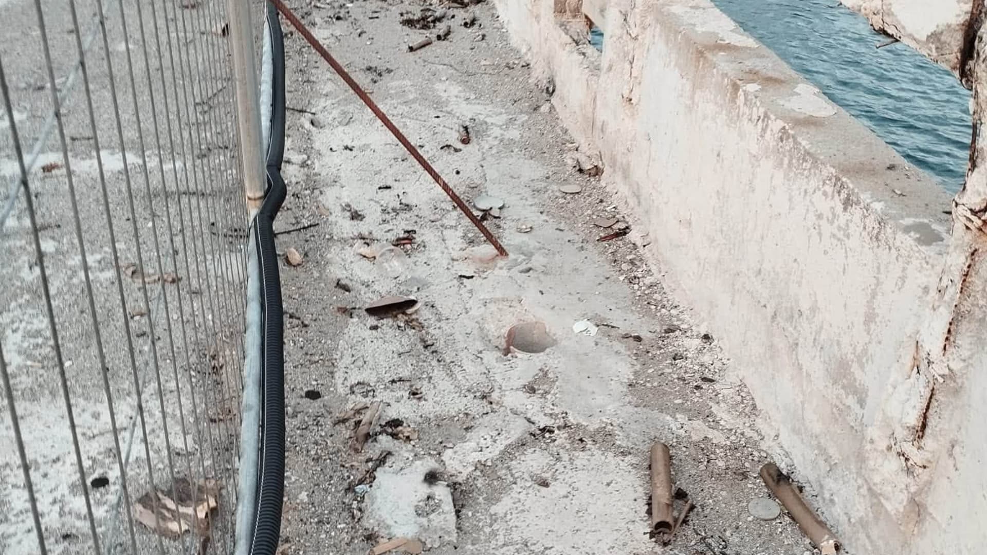 Roseto, il "spara e scappa" dopo i fuochi di Ferragosto: il pontile ancora sommerso dai residui