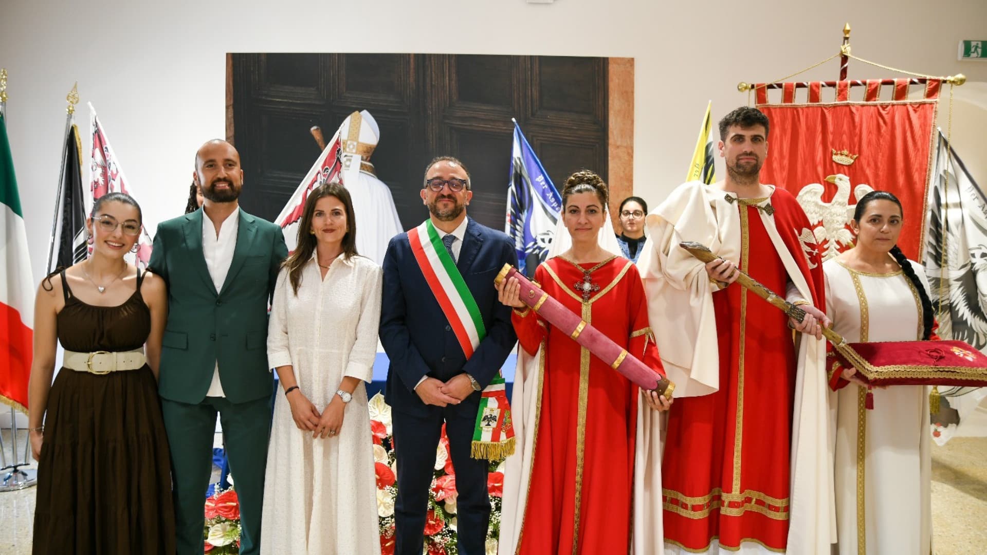 Il passaggio di consegne dei simboli ai nuovi protagonisti del Corteo della Bolla