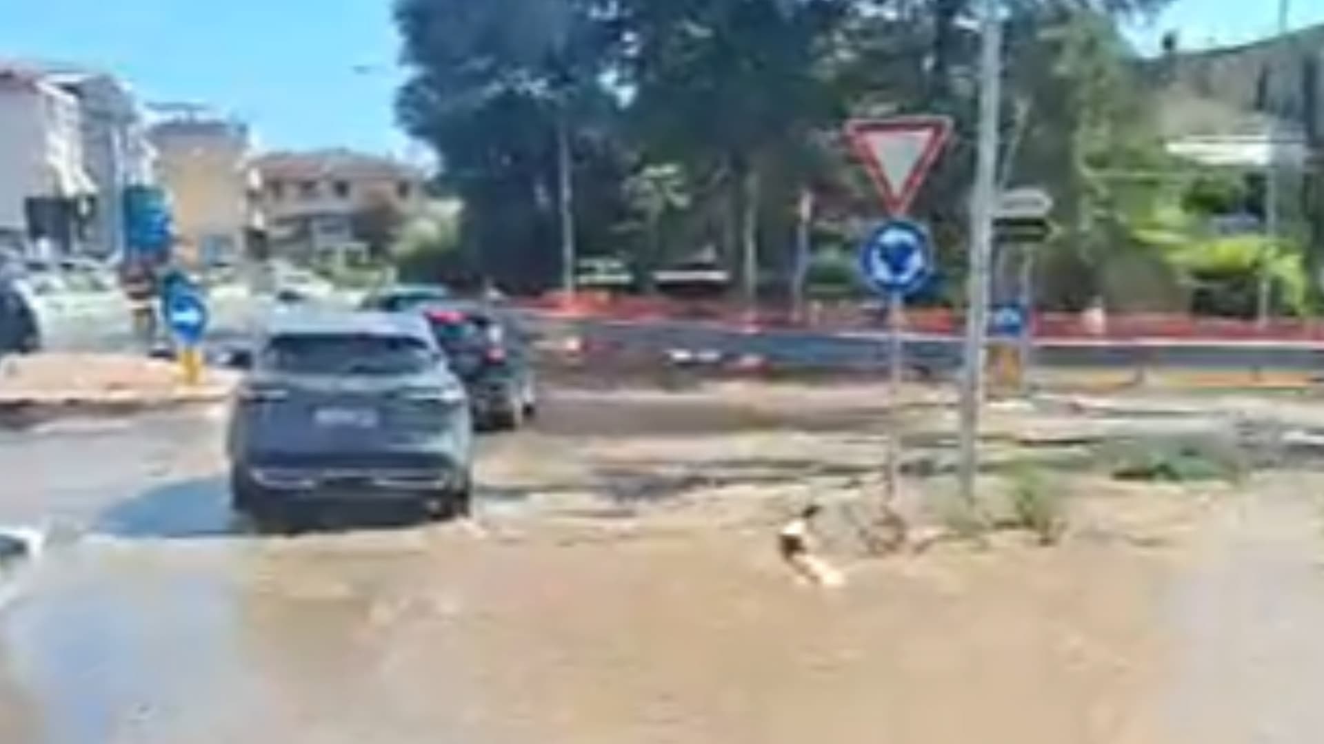 Morro d’Oro, rottura di una conduttura: fango e acqua sulla Statale 150 - Video