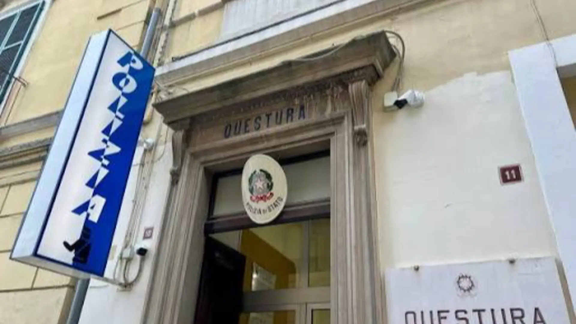 Chieti, rissa tra giovani nel centro: urla, spintoni e un ragazzo brandisce un palo in piazza