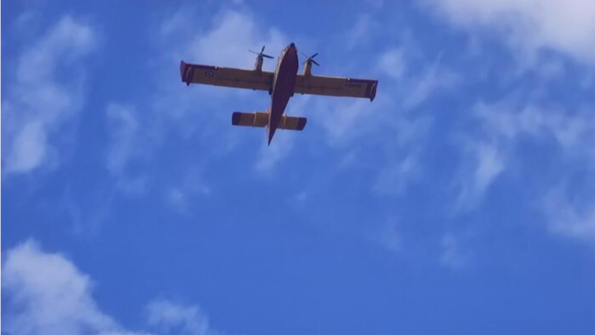 Un canadair sorvola Pescara per rifornimento acqua, 18 agosto 2026. ANSA/Eleonora Sasso