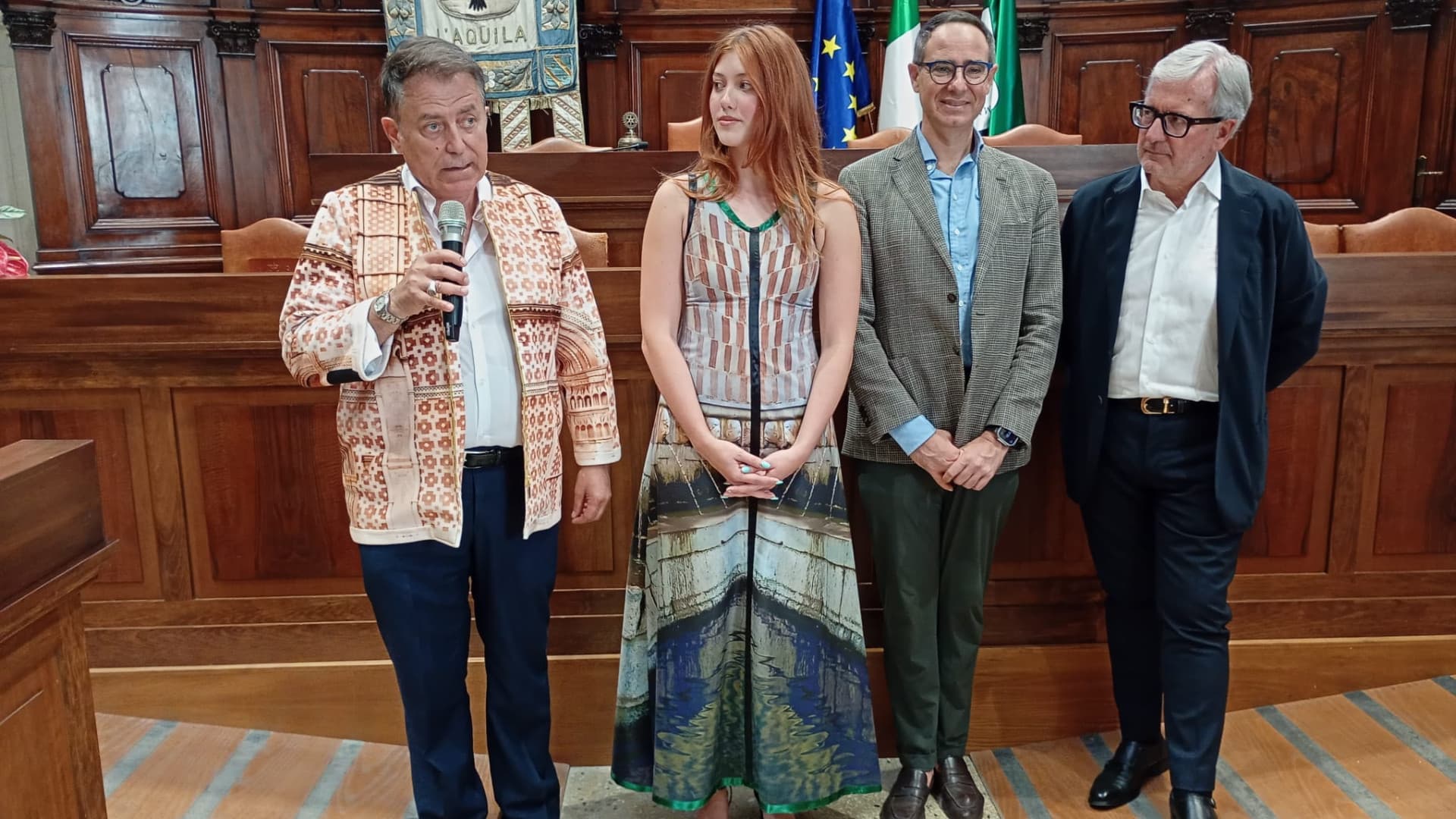 L’Aquila, la Fontana delle 99 Cannelle diventa un abito: l’omaggio dello stilista Antonio Patriarca