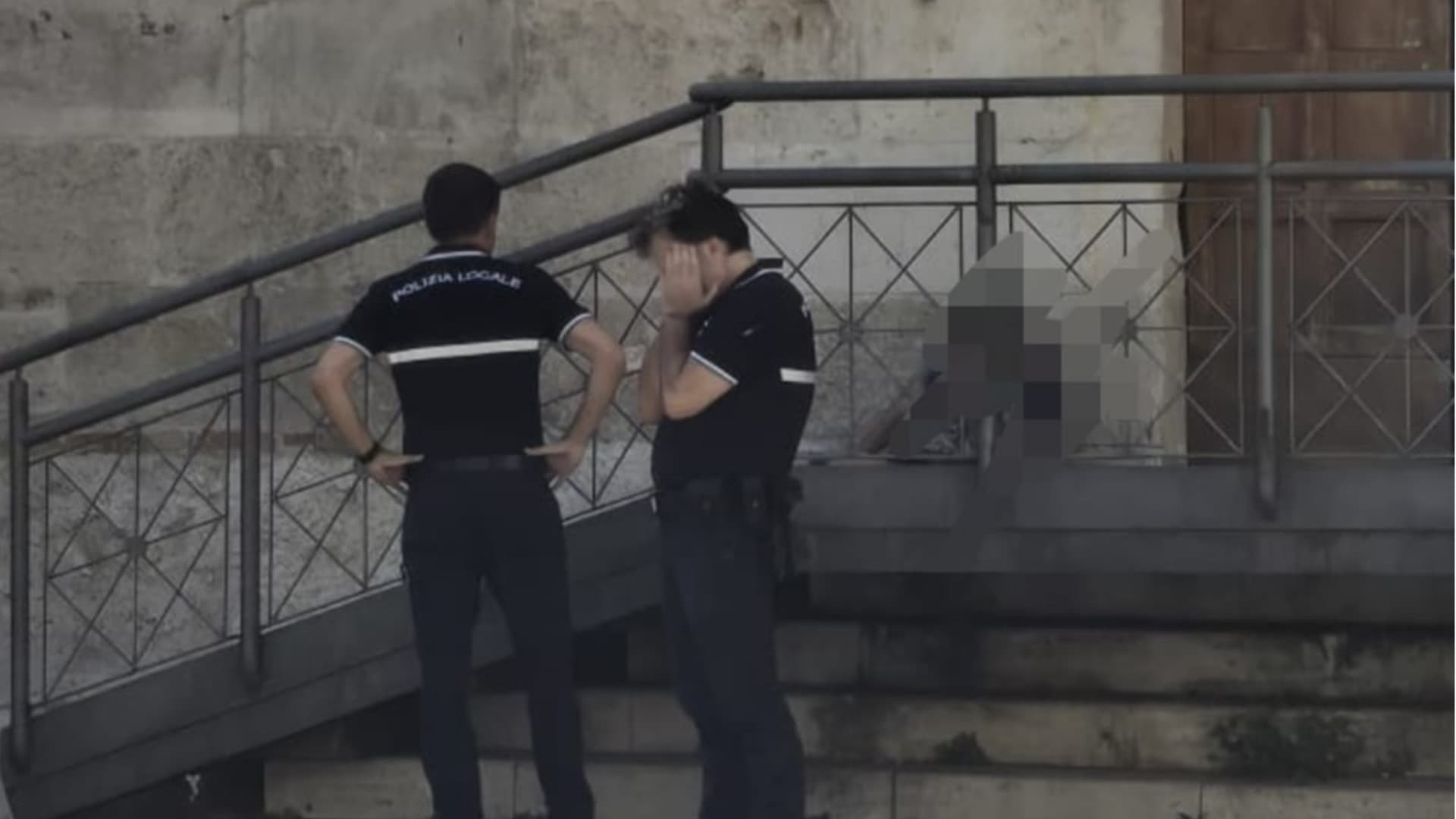 Teramo, il disagio esplode davanti al Duomo: persona a terra e soccorsi nel cuore della città