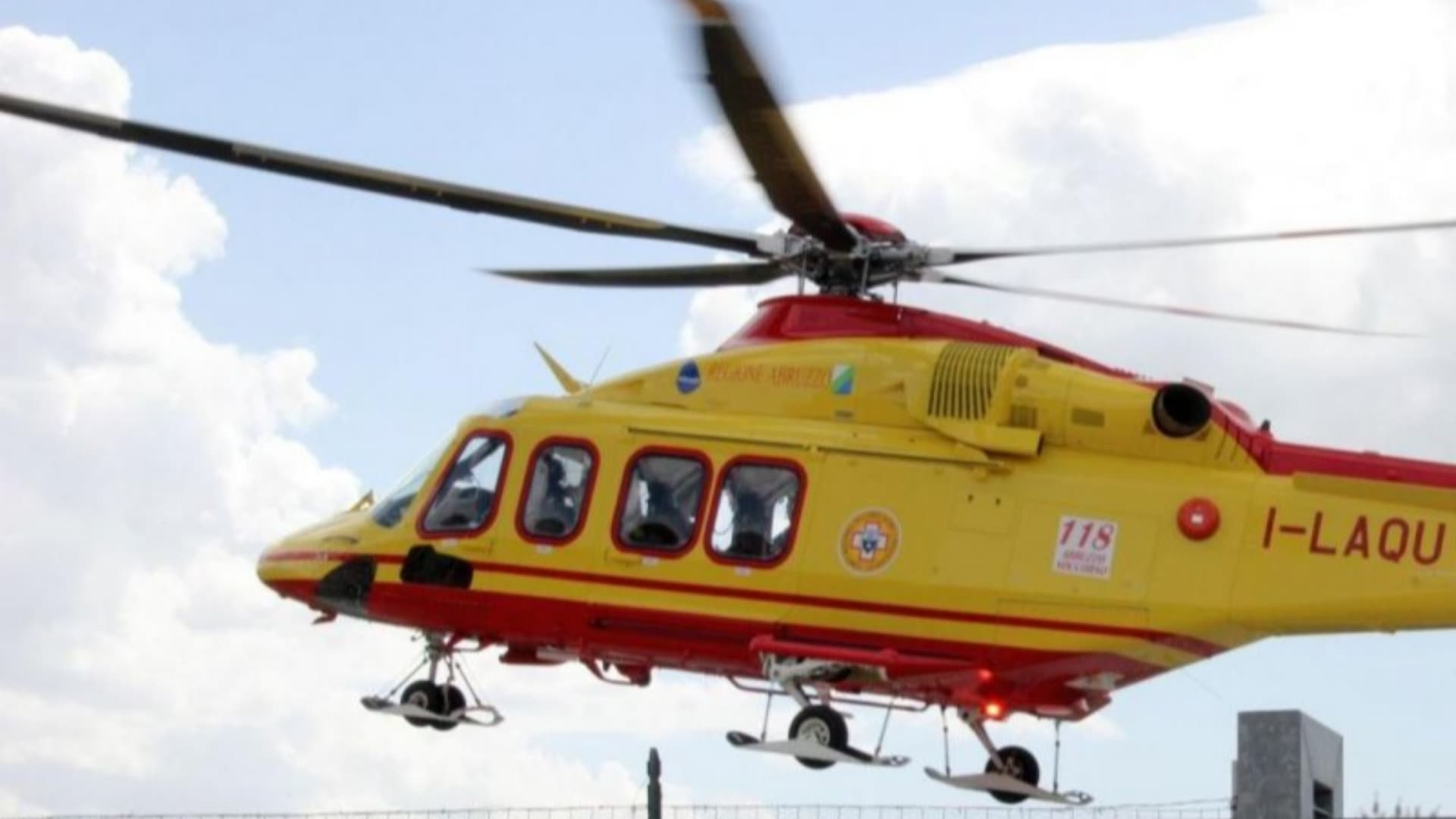 L'Aquila, operaio schiacciato da un cancello: soccorso in elisoccorso e trasportato in ospedale