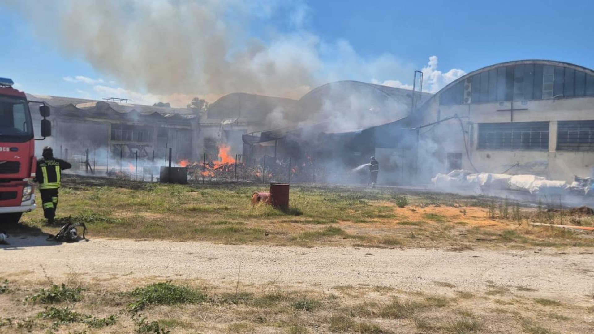 San Giovanni Teatino, incendio nei capannoni dell'ex fonderia metalmeccanica dismessa