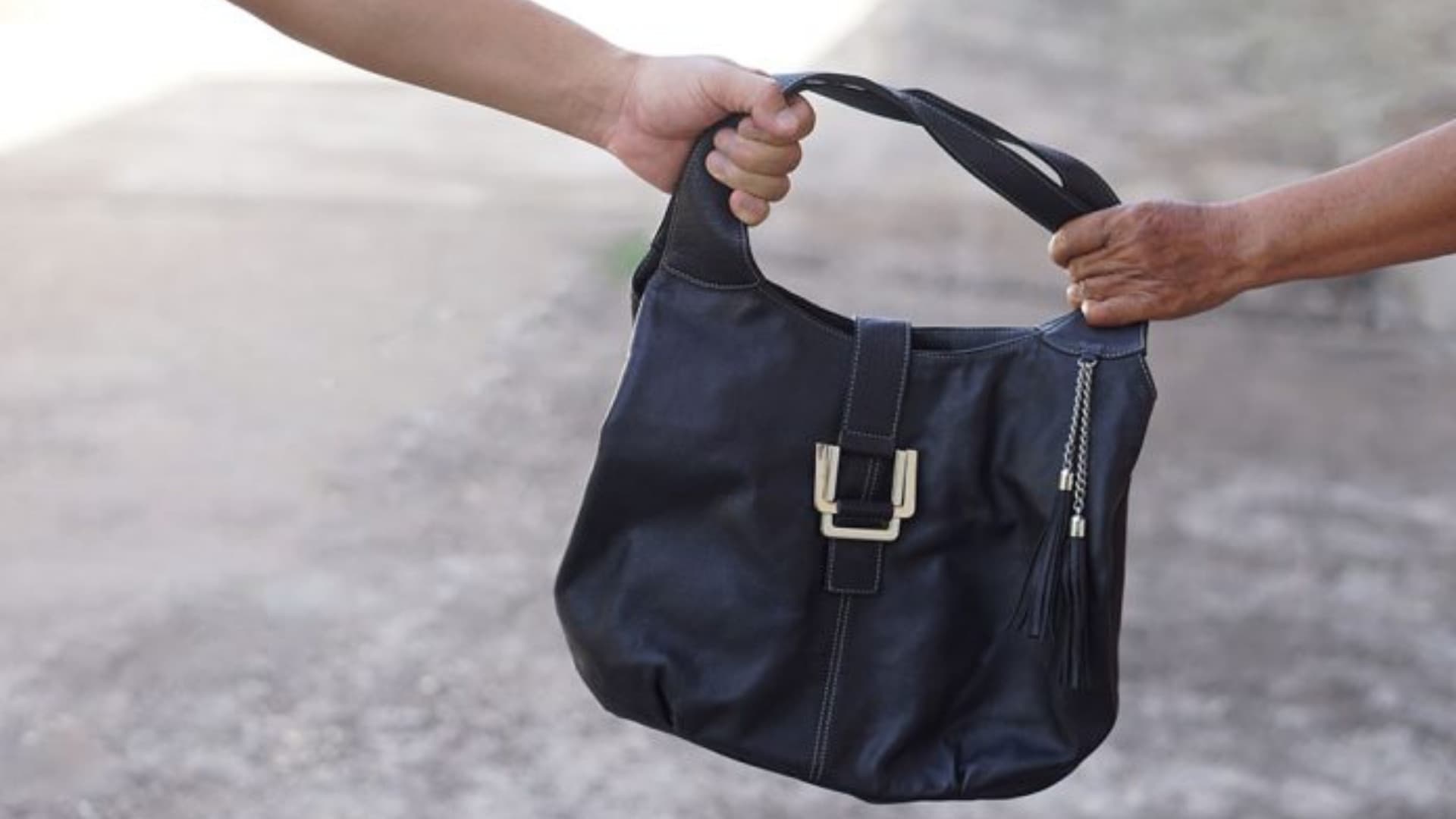 Sulmona, prima un incontro "particolare" con una escort e poi le ruba la borsa