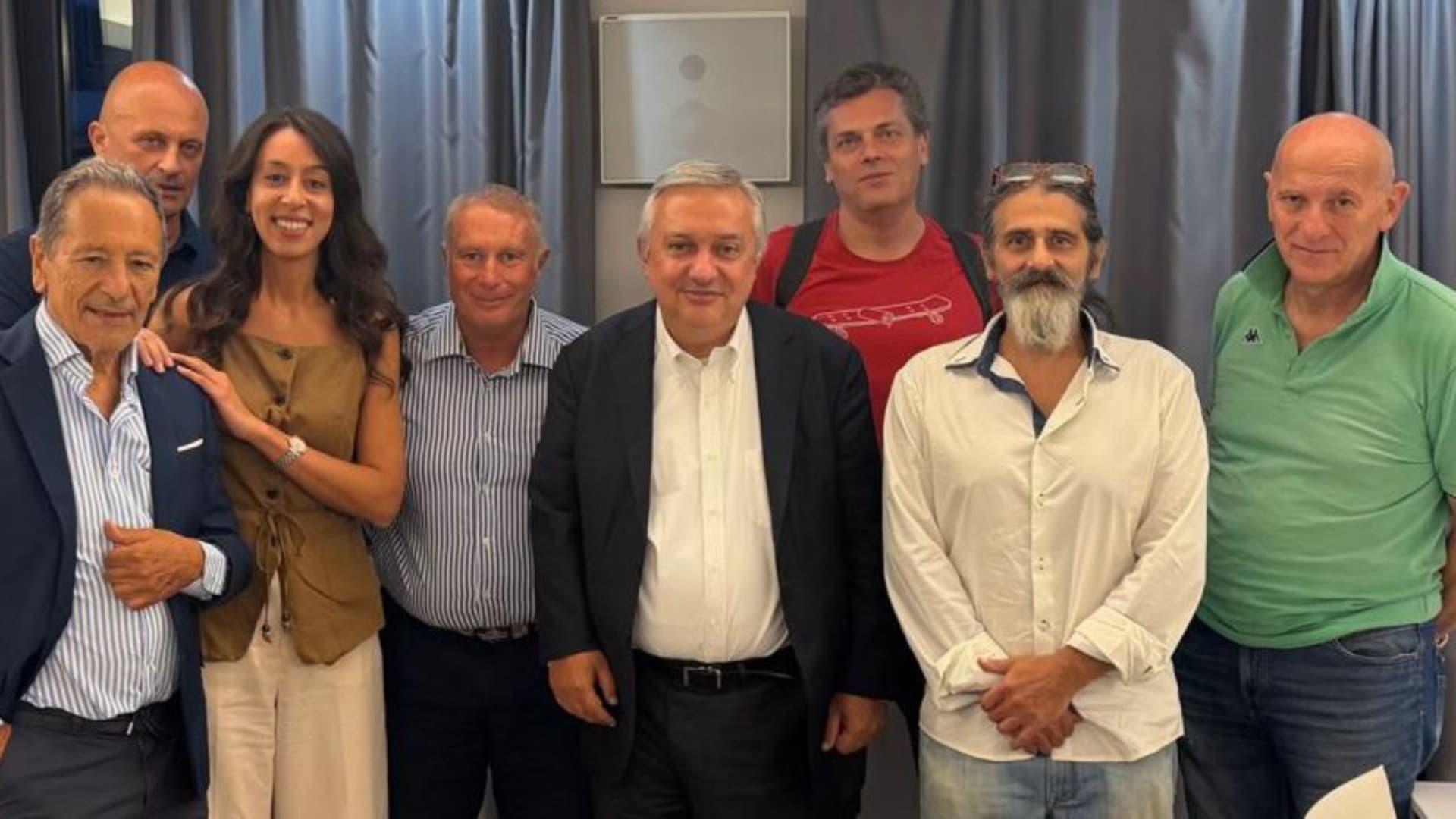 Molinari insieme al direttore di Abruzzo Daily Giovannozzi e ad alcuni giornalisti della testata