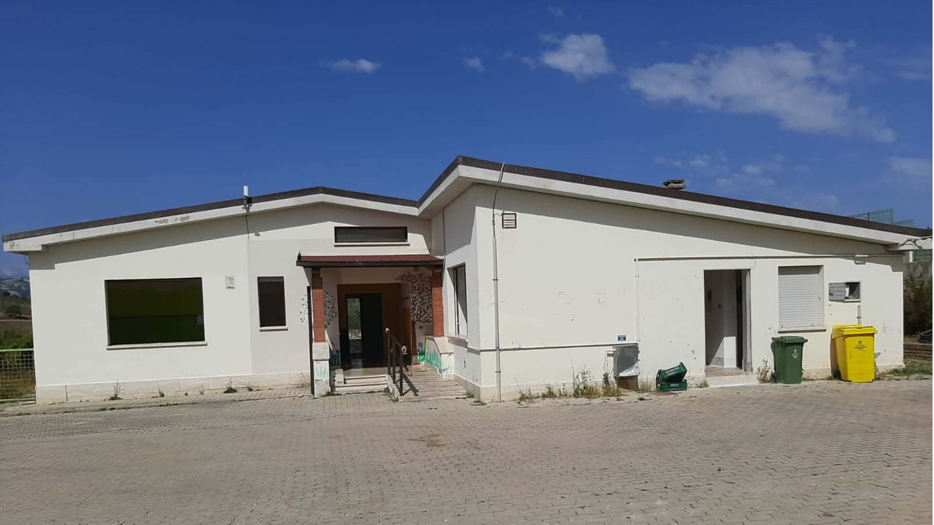 Fontanelle di Atri, la protesta delle mamme: «Bambini in un’aula piccola e calda mentre il nuovo asilo resta inutilizzato»
