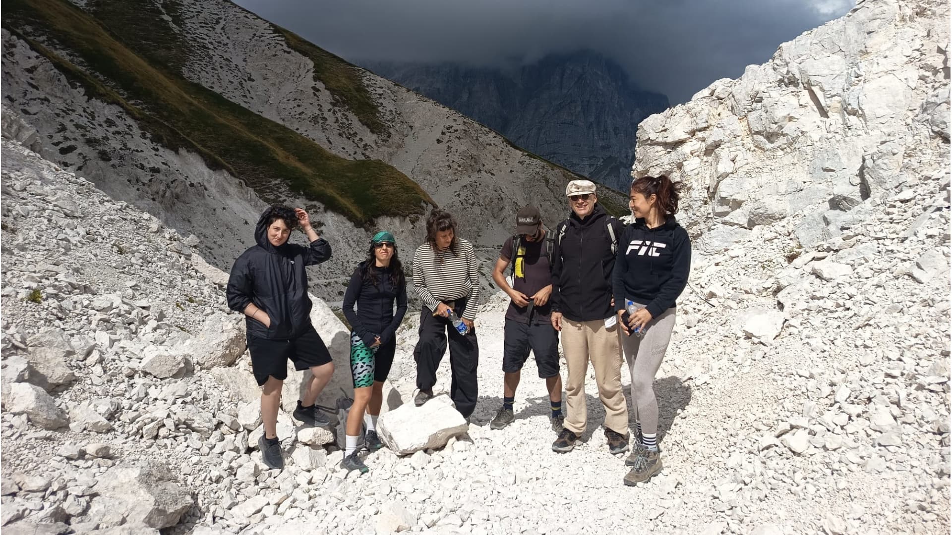 L'Aquila, Biennale del Gran Sasso: cinque artisti al lavoro tra paesi e alta quota