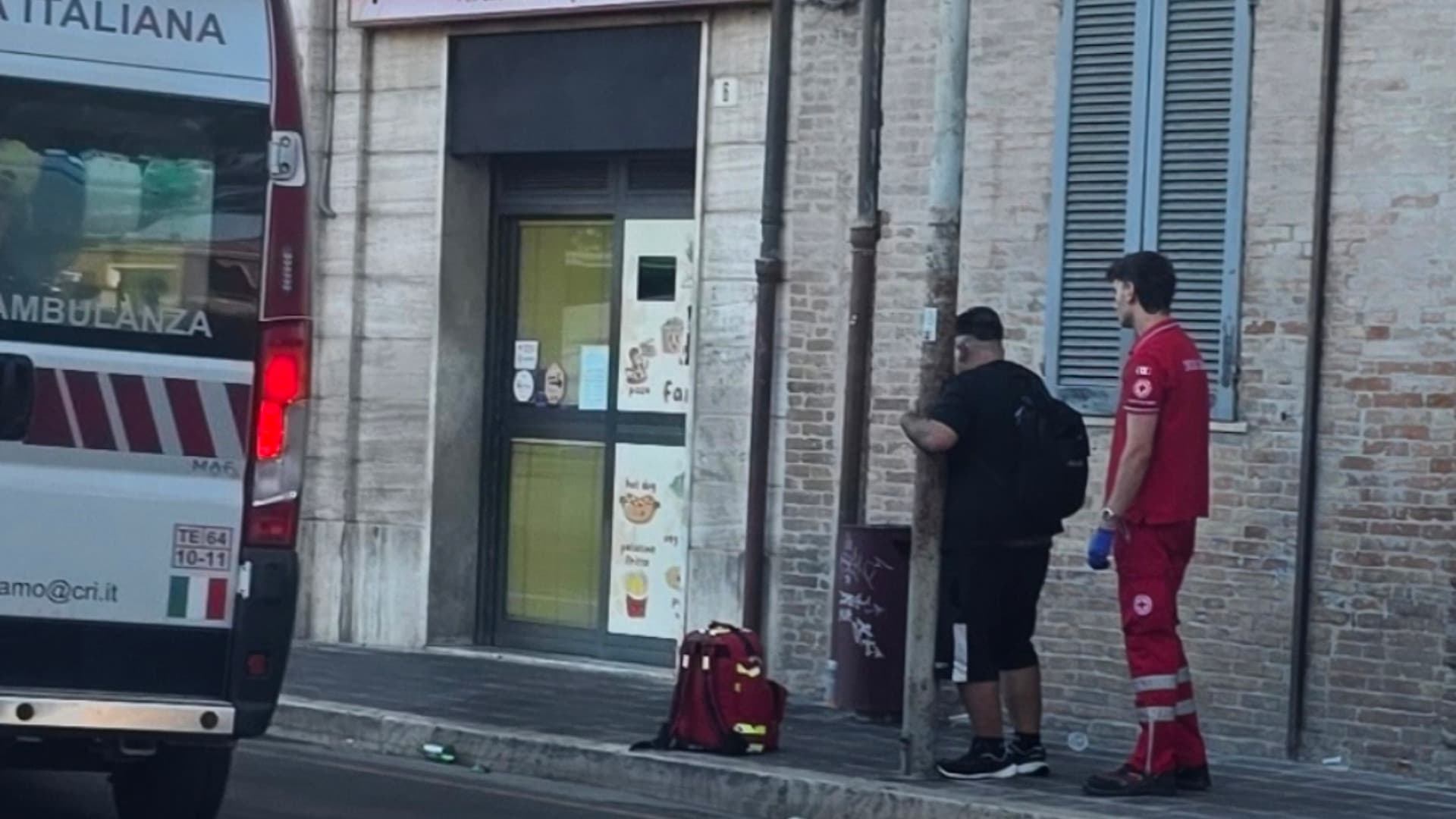 Teramo si sveglia tra degrado e fragilità: all’alba una decina di persone dormono tra i giardini e piazza Garibaldi