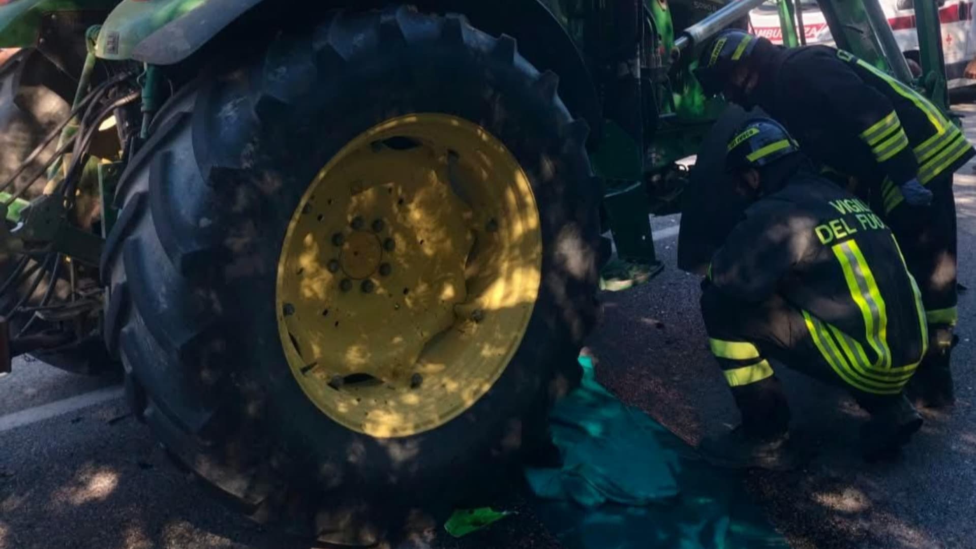 Schianto tra trattore e moto a Garrano Basso: motociclista finisce sotto il mezzo agricolo