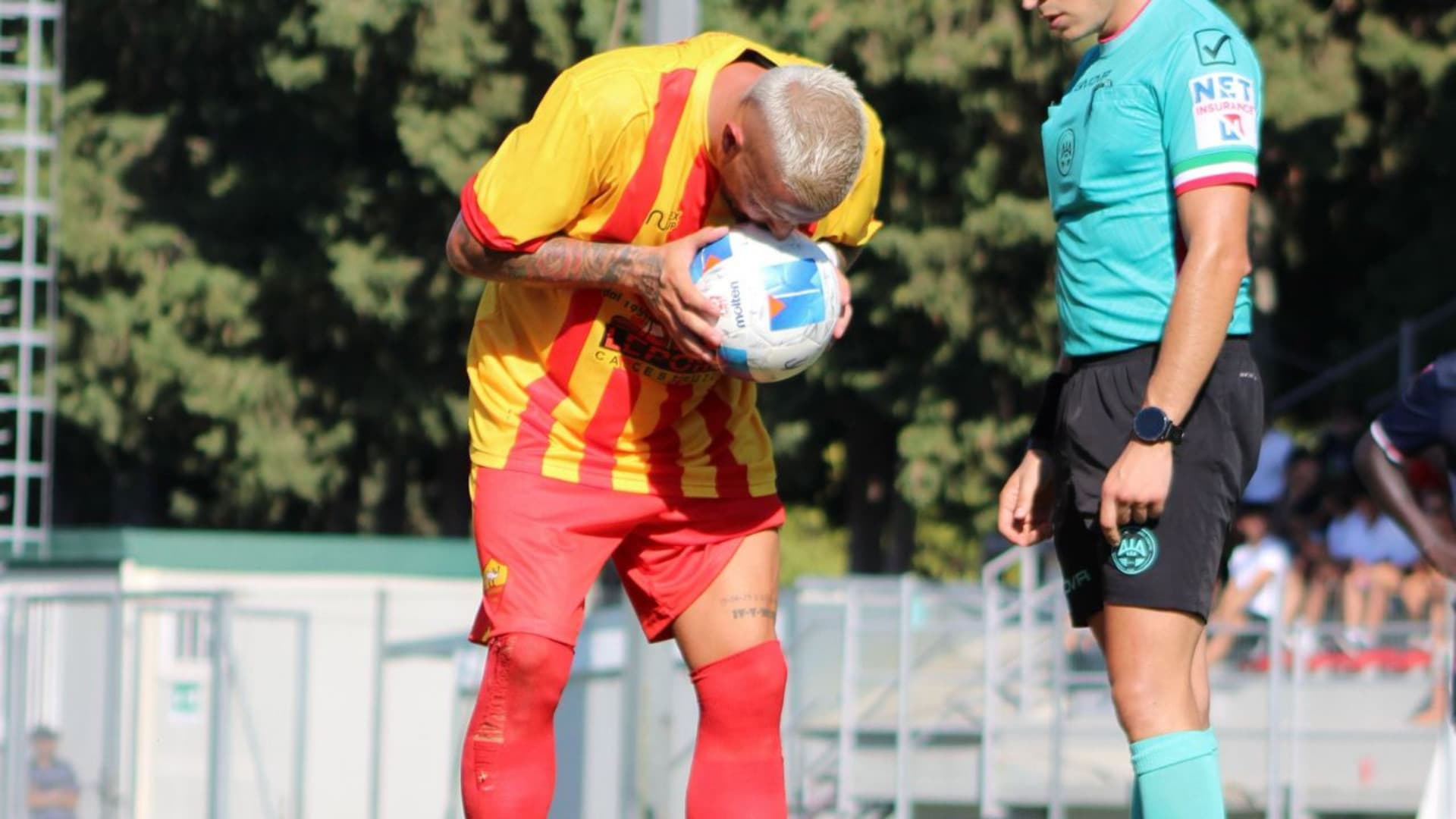 Eusepi sul pallone (foto Fb, Santegidiese)
