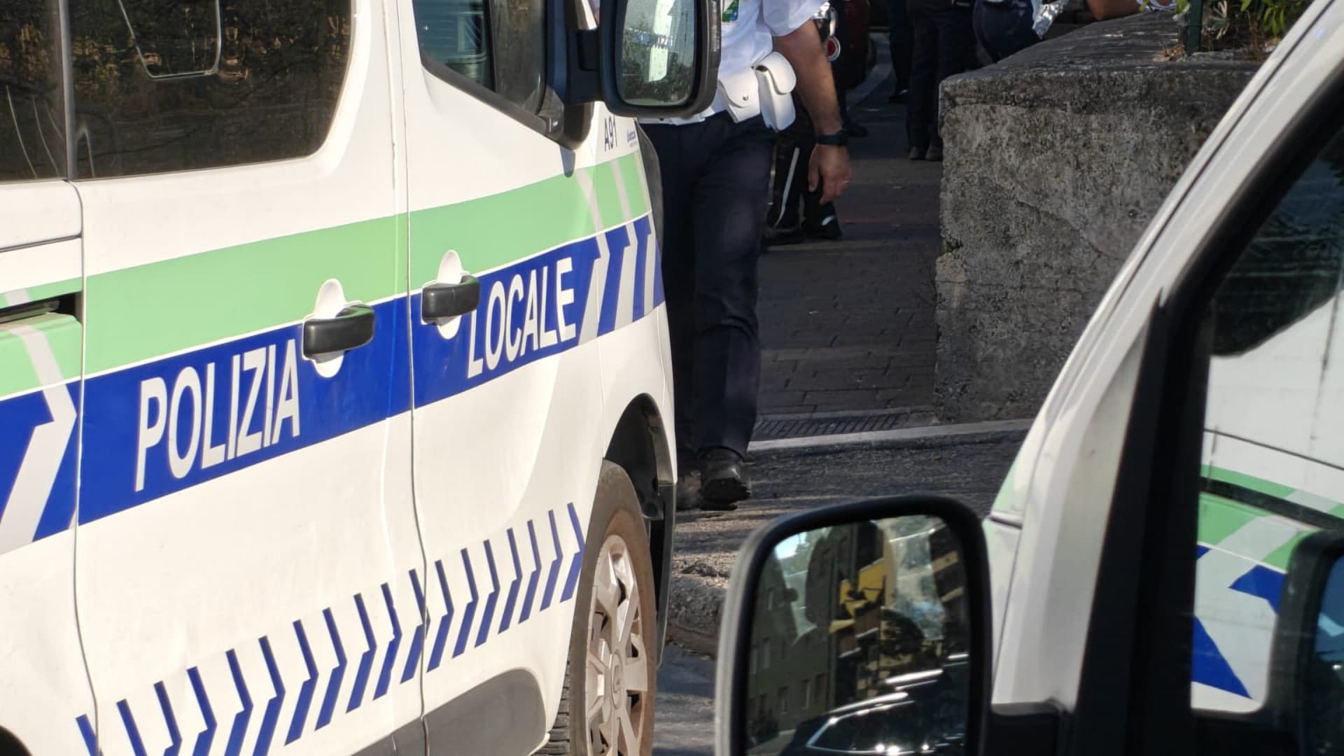 Pescara, bivacco sul muretto del terminal bus: sanzionati otto uomini