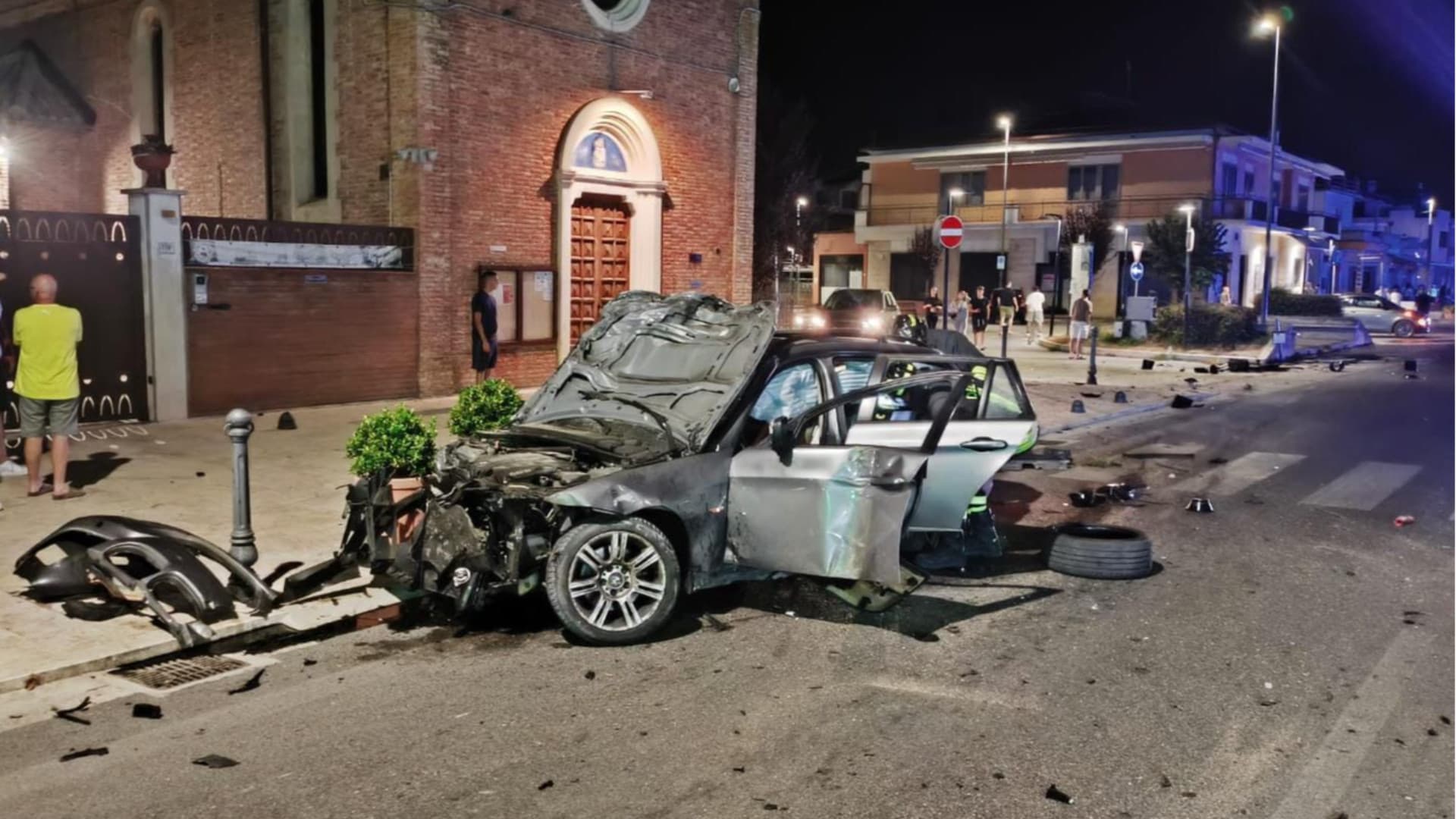 Schianto devastante tra due auto, quattro giovani feriti: poi il miracolo, tutti dimessi