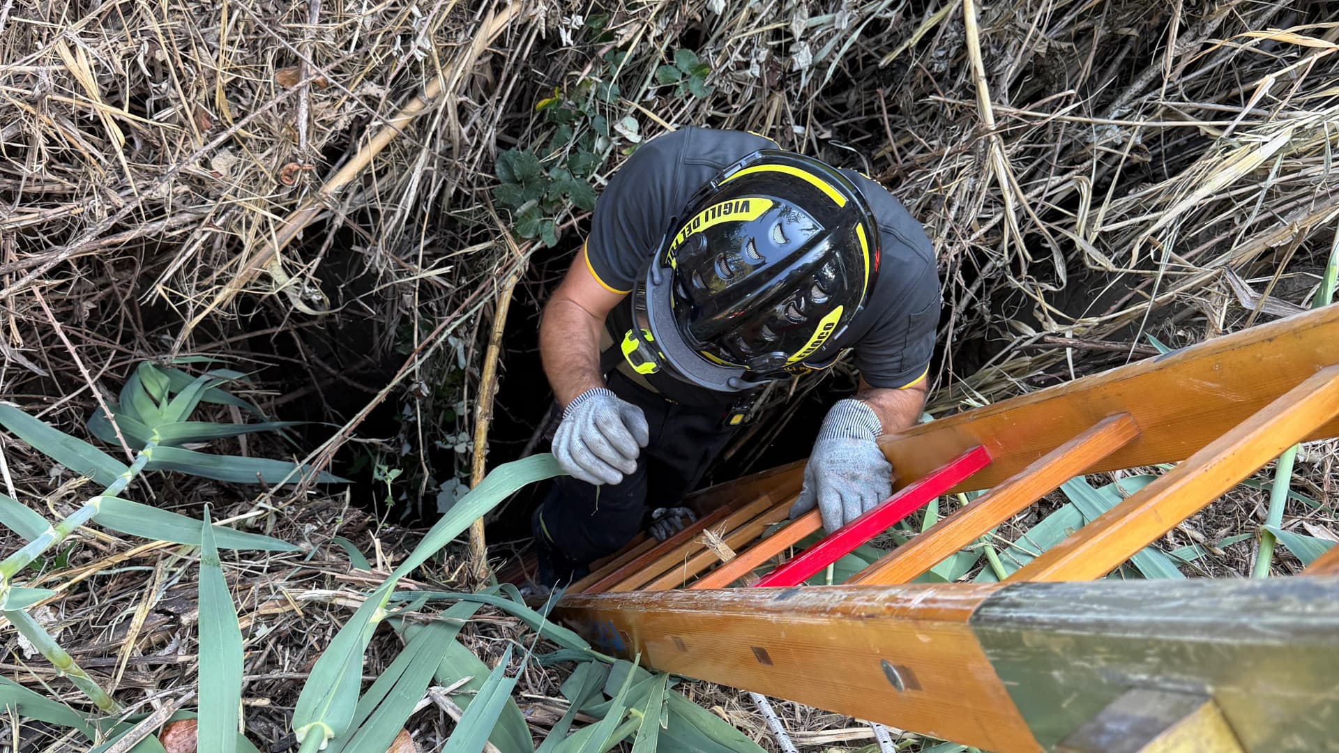Un vigile mentre scende a prestare soccorso