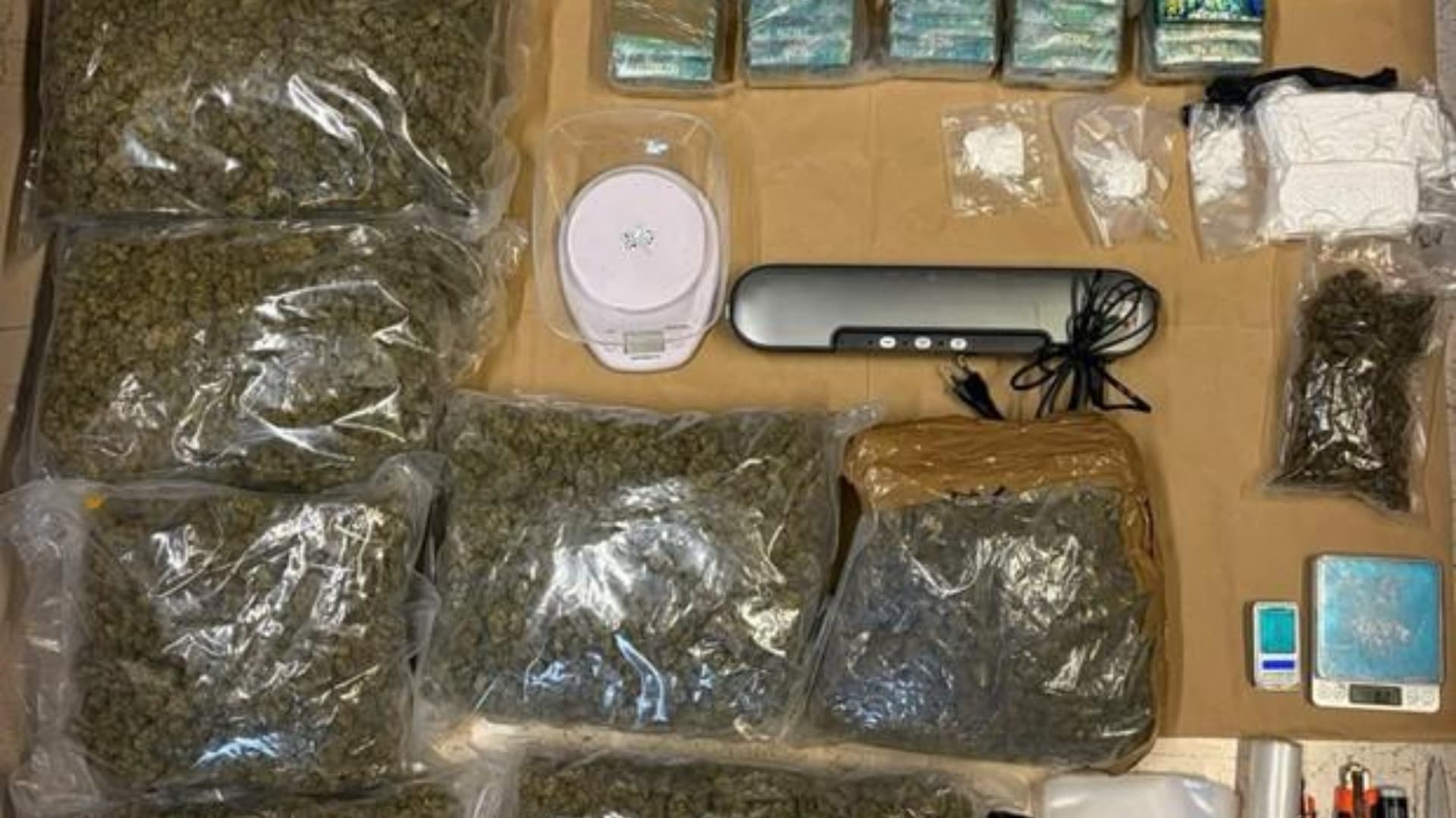 Pescara, nascondeva la droga tra garage e palestra: sequestrati 20 chili