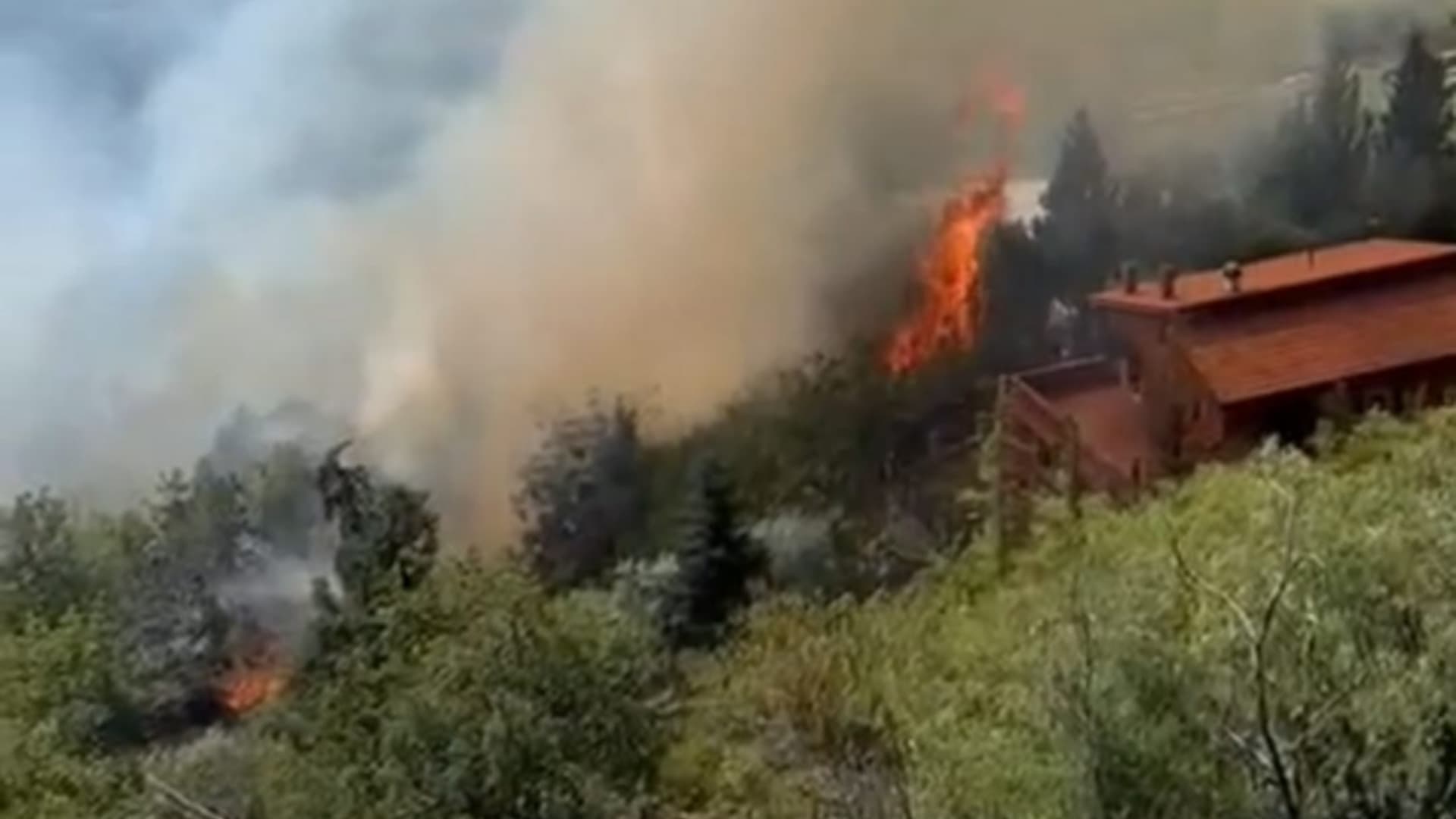 Incendio a Miano, fiamme vicine alle case: in azione anche l’elicottero dei Vigili del fuoco
