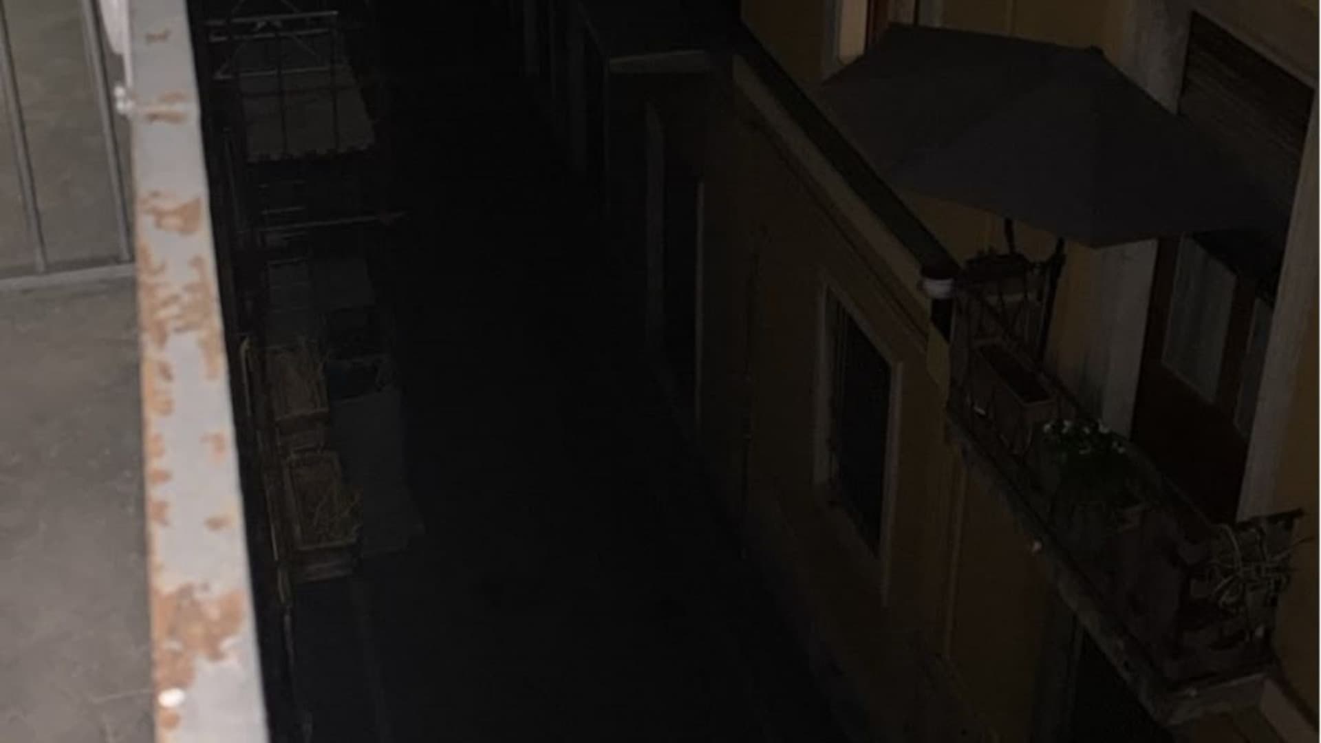 Un tratto di strada completamente buio