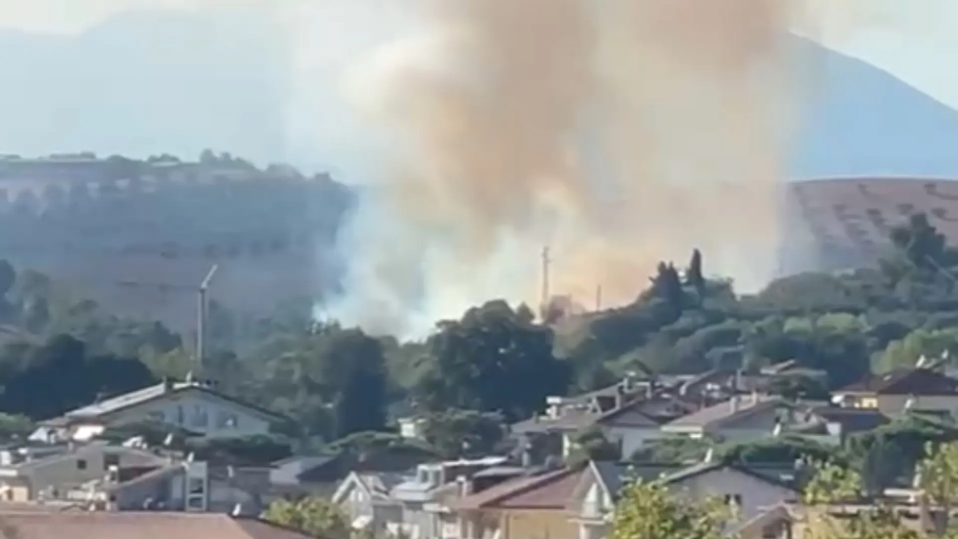 Pineto, incendio tra Colle Morino e Torre San Rocco: disagi alla viabilità