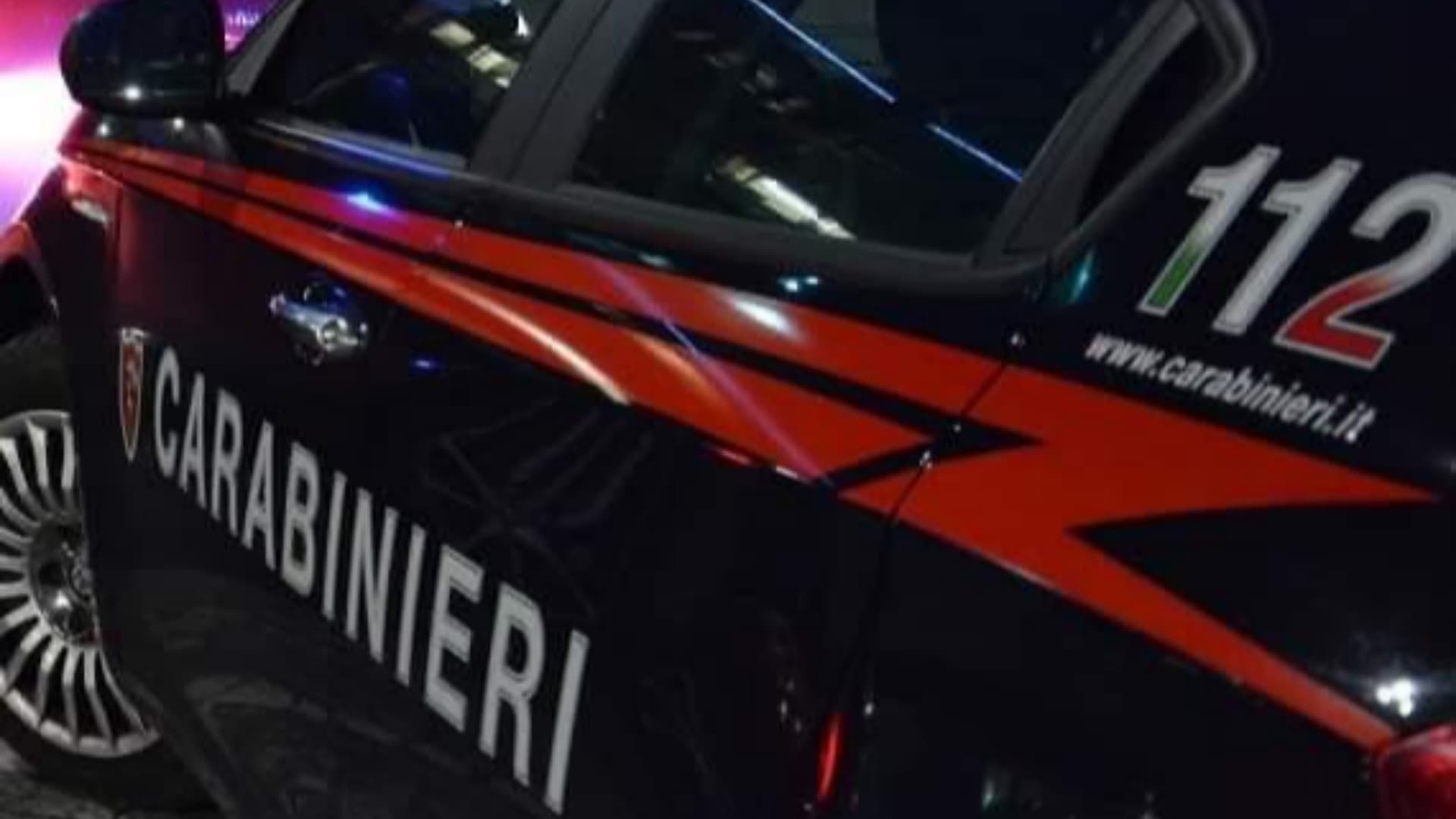 Pineto, minaccia con la pistola la moglie e una conoscente, poi fugge in auto: arrestato
