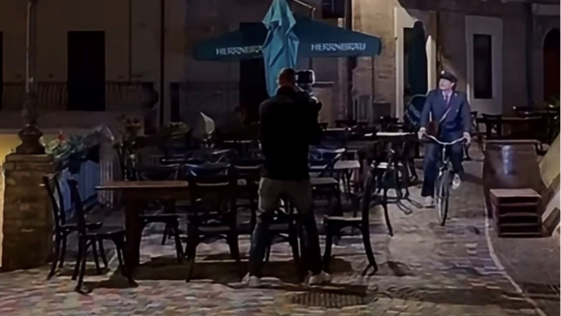 “C’è posta per te” arriva a Notaresco: riprese in corso tra i sampietrini colorati del borgo