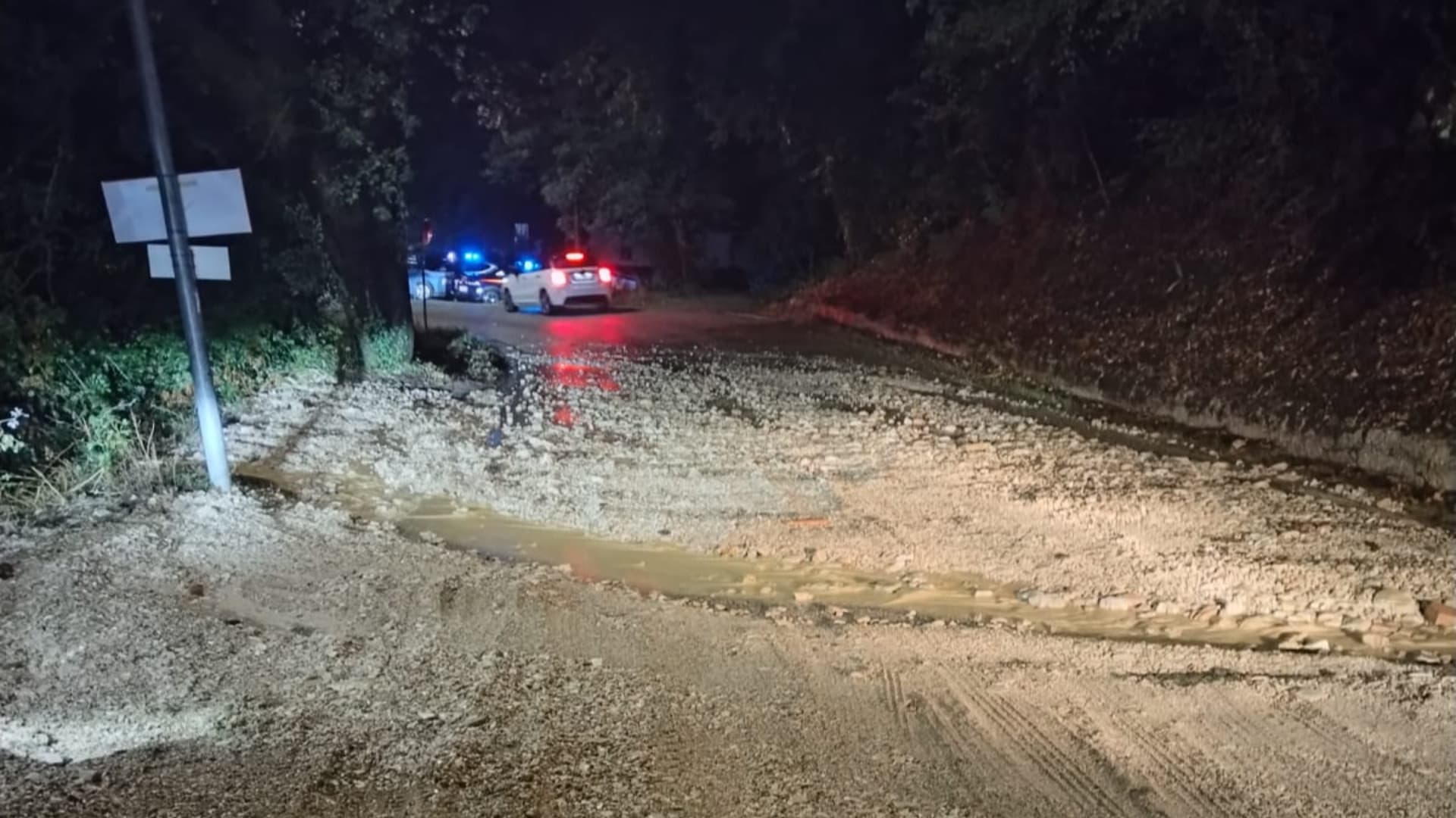 Nubifragio sul Teramano: alberi a terra, fango sulle strade e notte di interventi