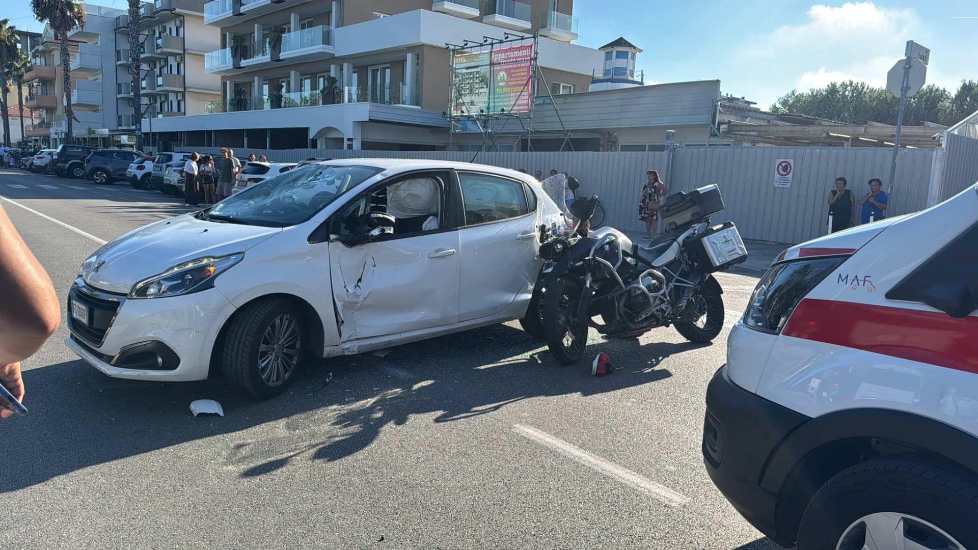 Schianto sul lungomare di Alba Adriatica: auto contro moto, i tre feriti soccorsi da un vigile del fuoco e un'infermiera