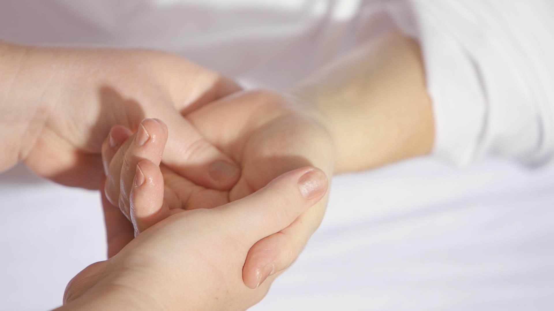 «Mia madre ha l’Alzheimer, non lasciateci soli»: l’appello di una caregiver contro i tagli all’assistenza domiciliare