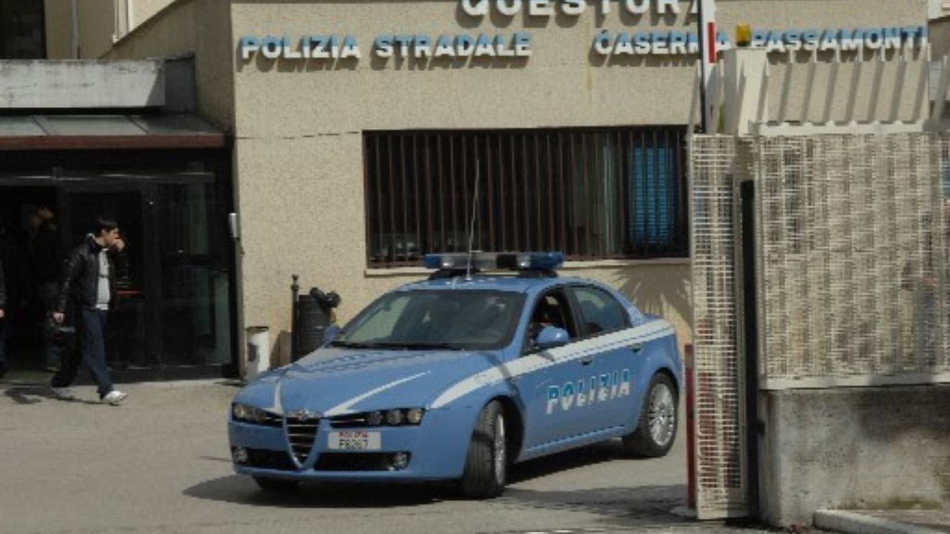 Allontanato dalla casa della nonna con il braccialetto elettronico: «Maltrattamenti e lesioni», scatta il divieto di avvicinamento