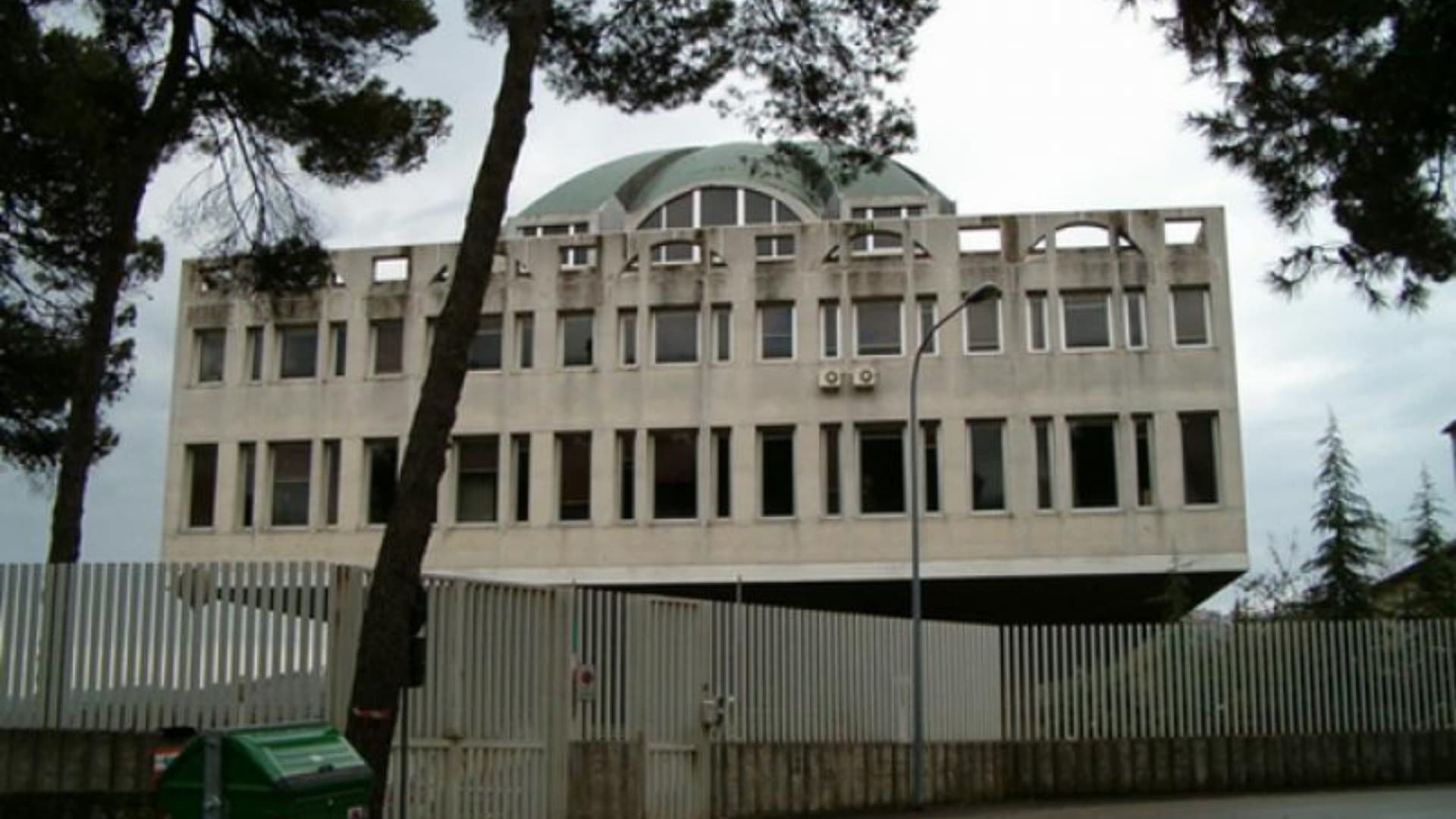 Ex marito ai domiciliari con braccialetto elettronico: l’accusa è di vessazioni, aggressioni e persecuzioni