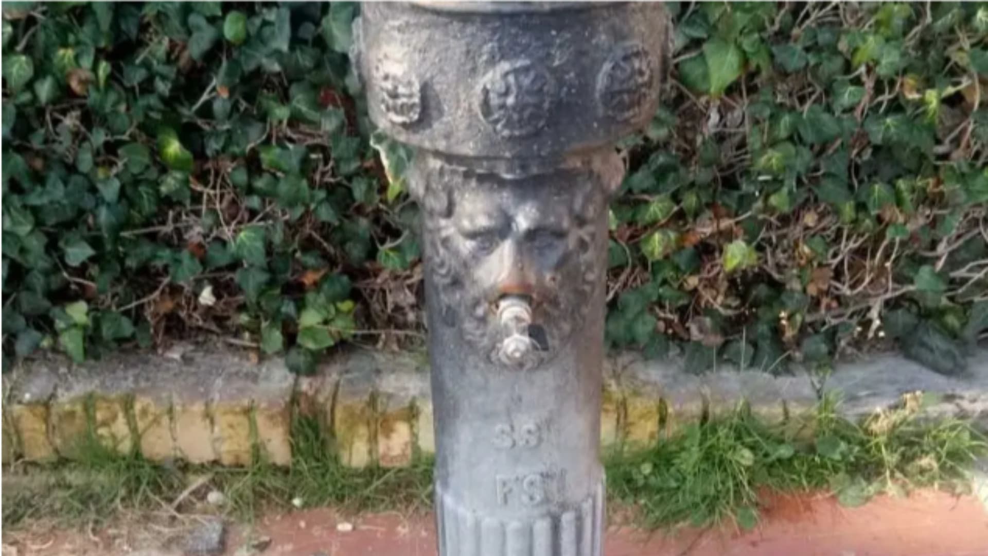 Acqua non conforme a Piazza Ponno, Nugnes firma l'ordinanza: chiuso il fontanino, divieto di uso alimentare nella zona